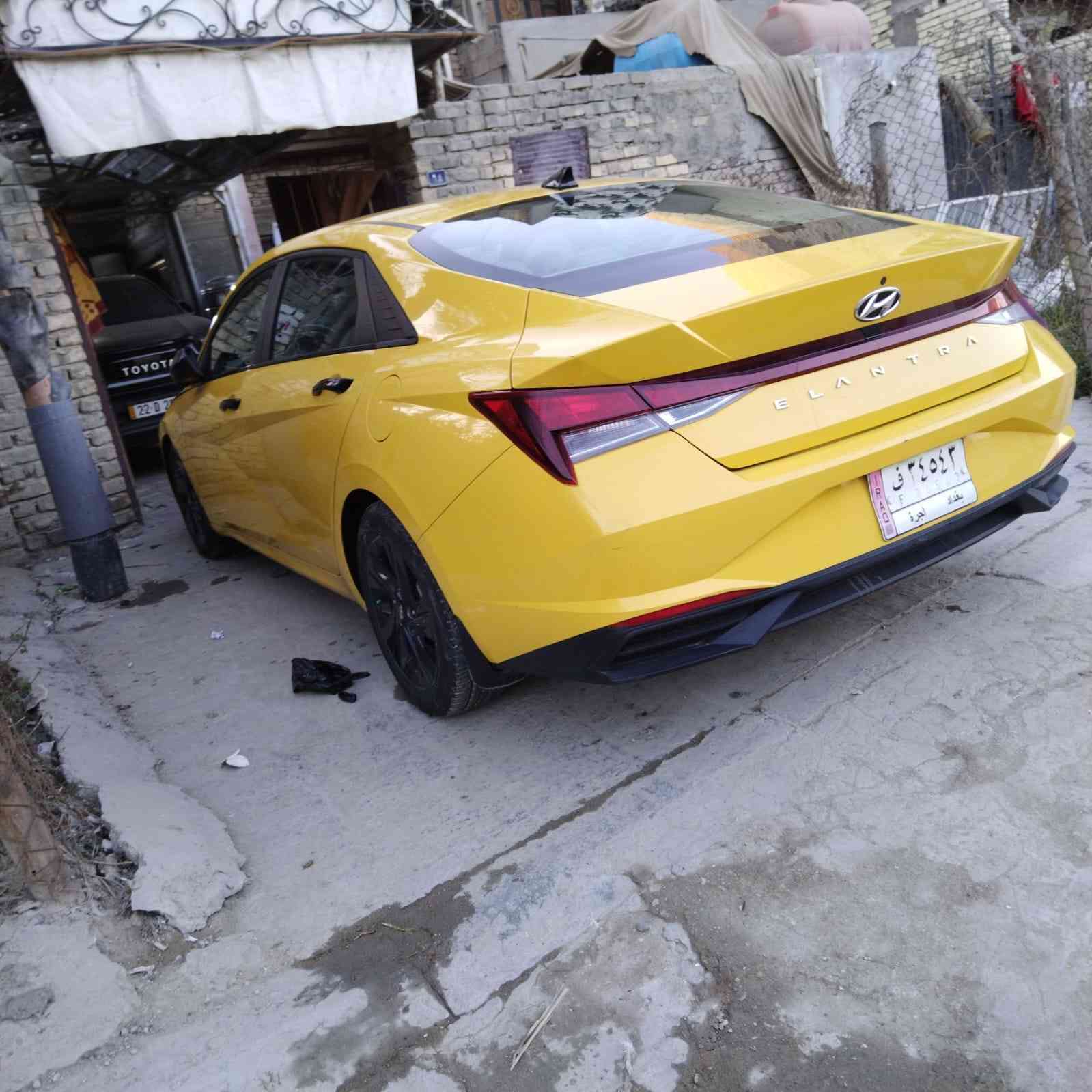 السلام عليكم اللنترا تكسي للبيع موديل ٢٢ ماشيه 50 محرك 2000 السياره جديده بمعنئ الكلمه مابيهه ايرباك مدوشمه جديد كاعيه وكشنات تخم تاير دكسات قاعده فيت بم جديده اصليه دسكات جدد السياره علئ وضع الشركه حادث بسيط شطح موضح بالصور حتئ الايتات ماملعوب  بيهن لد امامي  بجم كبس توقف ذاتي لادرات امامي خلفي بصمه ترحيب بيهه تشغيل عن بعد صندوق ذكي يفتح  وحده بدون لمس السياره مبدل بيهه بنيد وجاملغ كلشي موضح بالصور وموجود سونار المندلاوي مصفره  هيئه وغرامات مروريه باسمنه السياره رقم الهاتف ***********متواجد بس هاتف الحاب يتصل بيهه مجال للشراي رقمهه جديد الدولي باقي بس شد لوحات
