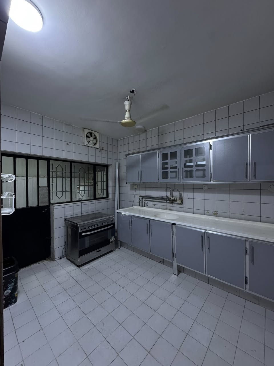 🔴بيت للايجار شركات في الكرادة🔴
📍الموقع : كرادة خارج مقابيل اسواق الوردة
🔷يحتوي على مخزن سرداب مساحة 275🔷
🔷 مساحة البيت 150 متر 🔷
🔷طابقين + مخزن سرداب + مخزن في الطابق الثالث 🔷
🔷يحتوي على صالة وغرفتين ومطبخ معزول وحمام عدد 2 🔷
🔹يصلح ايجار : شركات🔹
————————— 
🏢 شركة المستقبل للاستثمار والتسويق العقاري 
🔺نستقبل كافة عروضكم وطلباتكم 
🔺للاستفسار : 
***********
