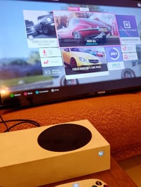 Xbox series s نضيف ومستعمل قليل كل غراضه موجوده واصليه ويه حساب بي اشت...