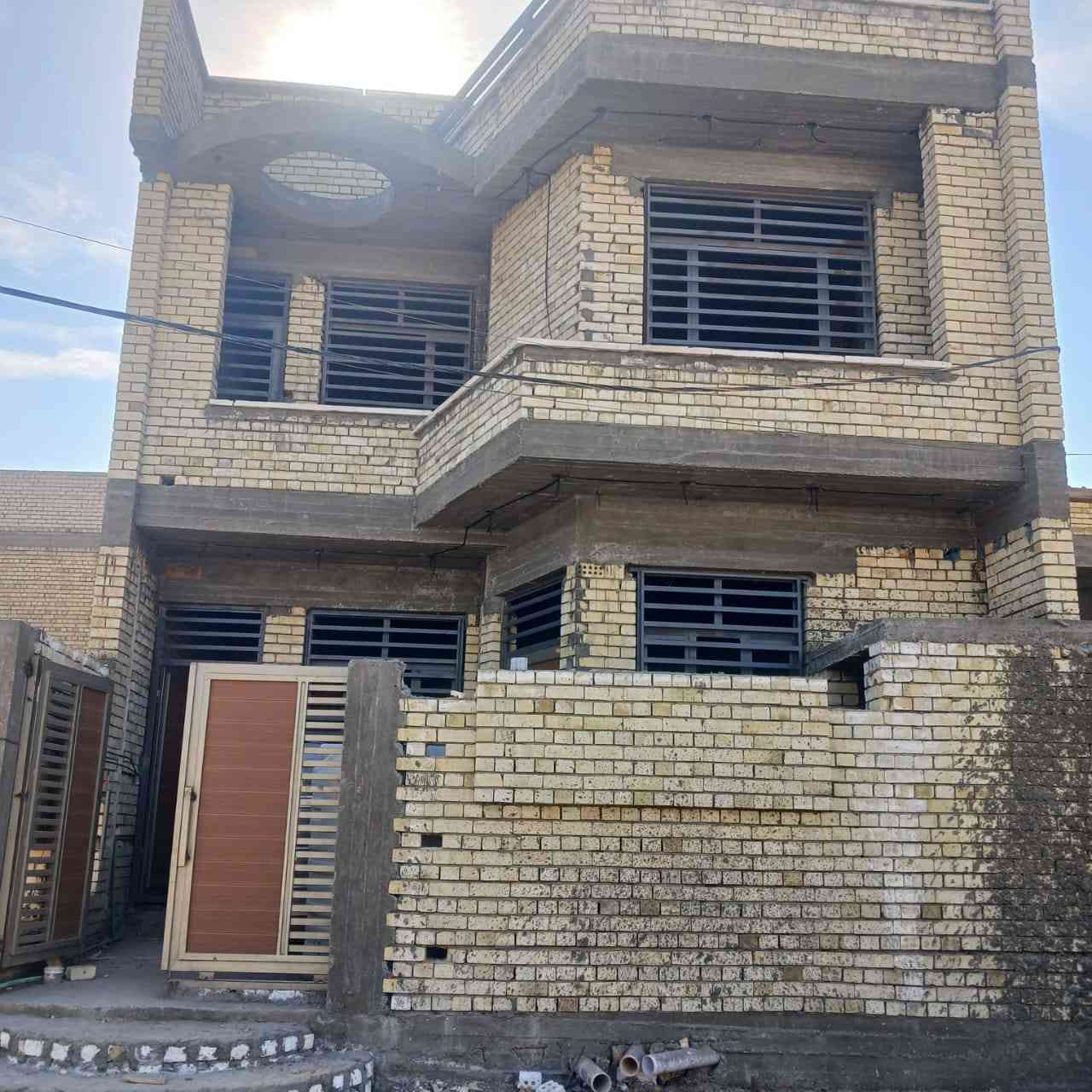 سلام عليكم دار للبيع طابقين مساحة١٢٨م واجهة٧ونص نزال ١٧م طابو زراعي سند٢٥اقرار محكمه بناء طابوق حديث اساس رفت يتكون من استقبال+مطبخ وصالةوغرف نوم ٣وحمام مشترك عدد ٢وحمام سويت خدمات كاملة مي كهرباء سحب تبليط العنوان جسر ديالى الجديد منطقة الكرغوليه مقابل البانزين خانه الاستفسار رقم الهاتف***********
