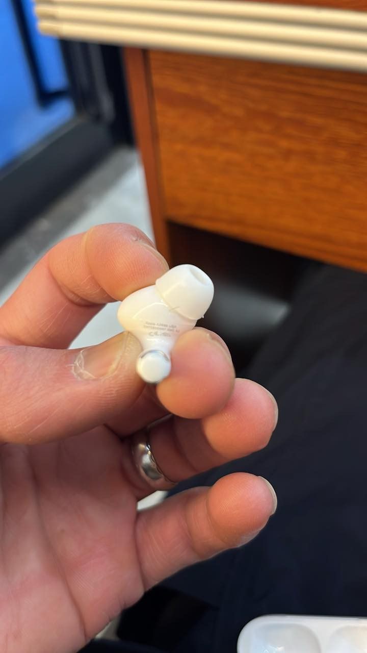 السلام عليكم سماعات ايربود للبيع جديده صوت وعزل وشحن أسبوع وتحديد موقع ضد المآي للبيع سعره 35 ألف بغداد ***********
