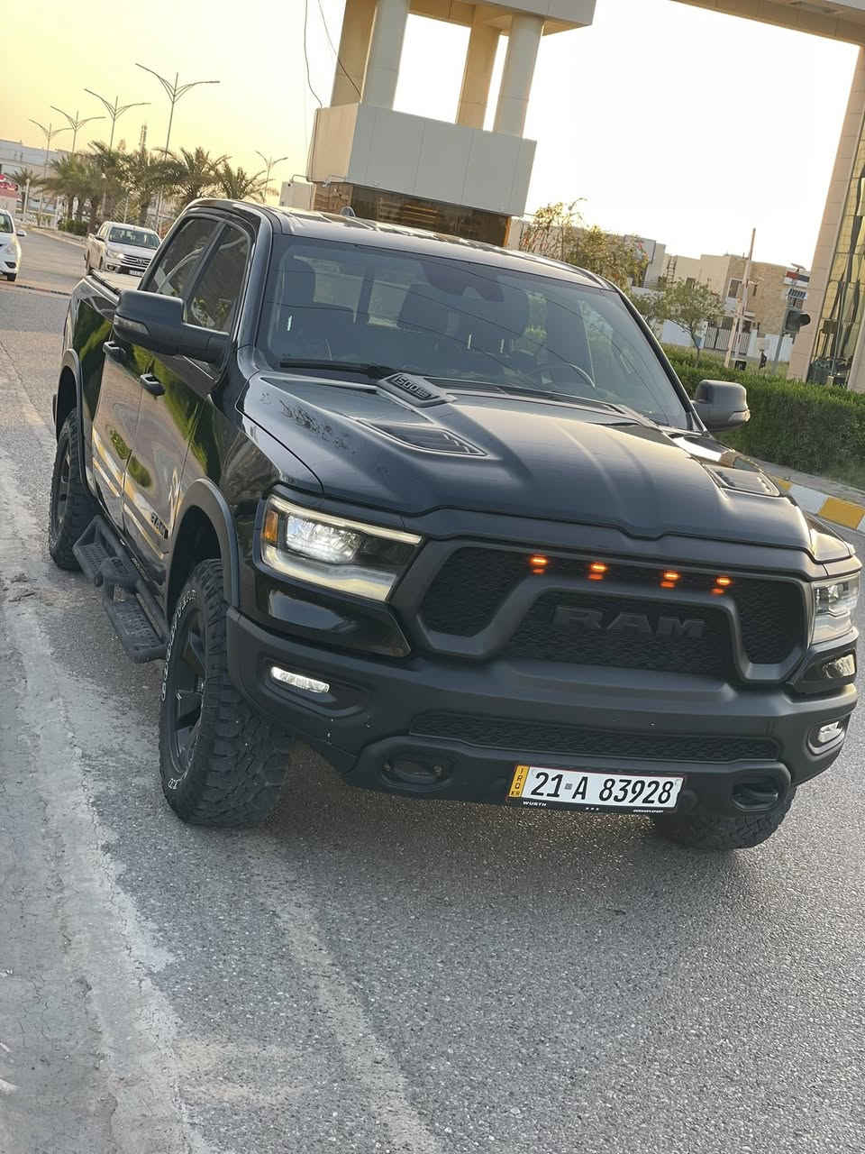 دوج رام RAM REBEL
سنة الصنع: 2023
المحرك: 8 سلندر هيمي  5700 etorque
ناقل الحركة: اتوماتيك 
عدد الميال٢٨ الف mil 
صورة الضرر مرفقه مع المنشور 
———————————————
مواصفات:
عدادات الكترونية
شاشة كبيرة
 امكانية تعديل ارتفاع دواسات البنزين والبريك
مقاعد كهرباء و خزن
تشغل عن بعد
مثبت سرعةً
مقاعد تدفئة 
داخل سيارة اسود و احمر 🔴
ستيرن تدفئة 
كاميرا خلفي 
مقاعد جلد 
المرآة كهرباء و وتضليل كهربائي
نظام دفع رباعي او تو ويل
ضواء زنون اضائة ليد LED
سمعات البين 
قياس الاطارات 20 إنش 
غطاء بودي 
———————————————
سيارة جاهزة من الهزة والتحويل
السعر :: ٣٥٥ وبي مجال بسيط  
مراوس حسب القناعه 
—————————————
سيارة موجودة بتكريت
***********
