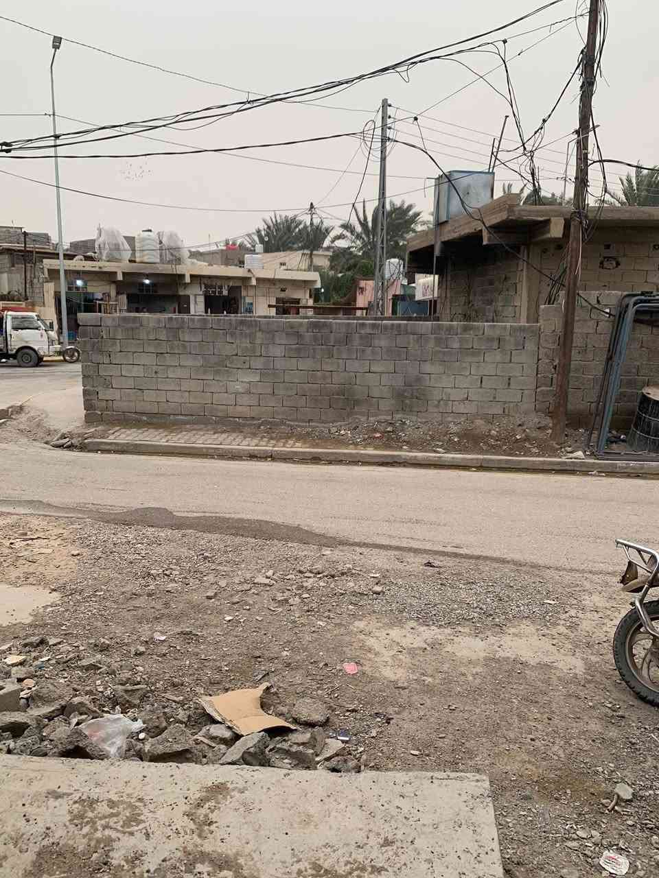 هيكل للبيع الموقع :  بعقوبة بهرز وسط حي القادسية خلف اسواق الامل
المساحة : 150 متر

الوجهية : 7.5

النزال : النزال20

جنس العقار : طابو زراعي سند25

تفاصيل الدار : يحتوي على كراج يلزم سيارة -صحيات خارجية -استقبال- مطبخ - صالة -ومجموعة درج -مناور عدد اثنين -غرفتين نوم وحدة من الغرف سويت الاستفسار الاتصال على الرقم ***********
