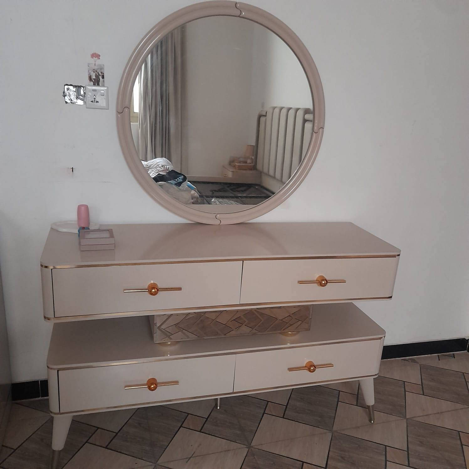 #غرفه نوم للبيع 
#غرفه مستعمله شي بسيط 
#سعرها مليون و250 الف قفل 
#مكلف #بالنشر 
للاستفسار الاتصال على الارقام التاليه
***********
*********** #واتساب
