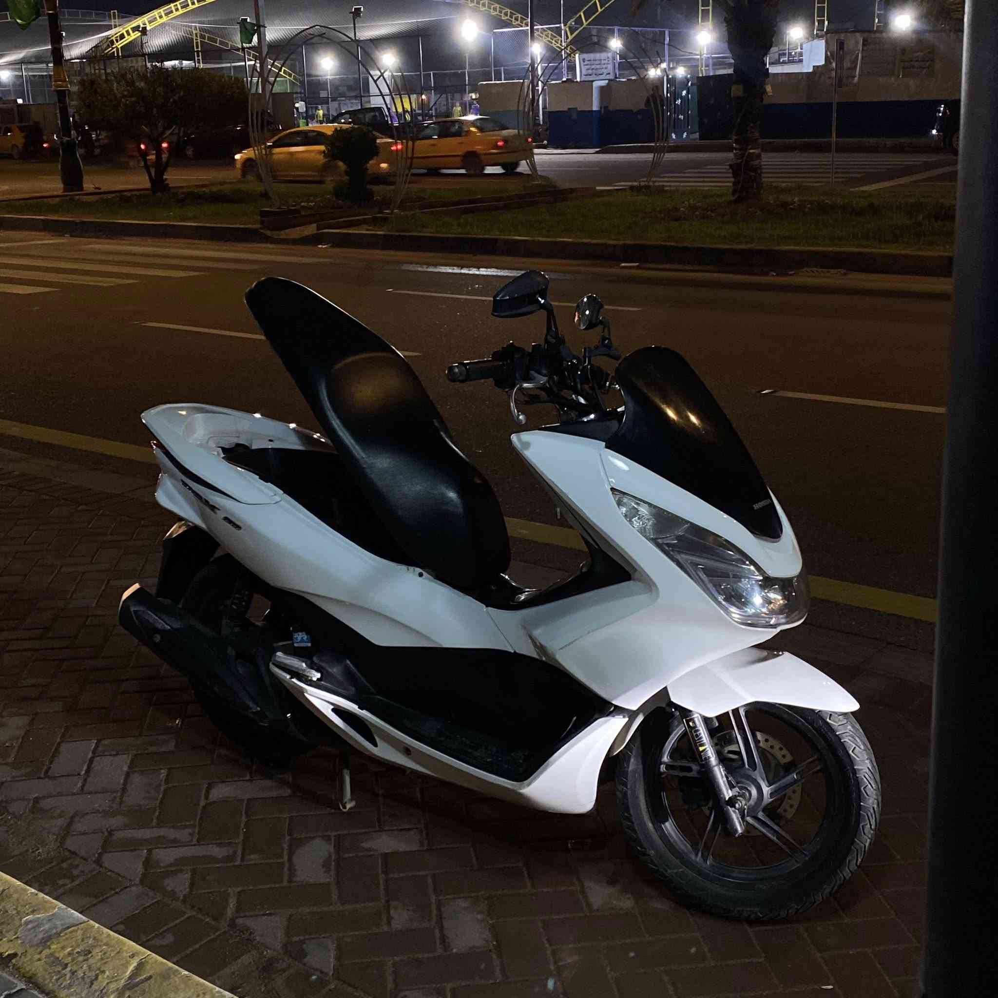 السلام عليكم  دراجه (pcx) حجم المكينه 150 ياباني الجيل الثاني ماشيه 32 الف حقيقي الدراجه مكفوله كفاله عامه حساسات كهربائيات كلها شغاله 
السعر   ً1،900،000
 بغداد مدينه الصدر ***********
