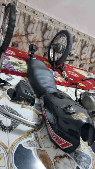 سلام عليكم غراض دراجه محرك وصدر دراجه كامل وسيت كامل بس جيب وشد صالنصه كاتم شراي يتصل سعر 125مكان شطره  ‏‪***********‬‏
