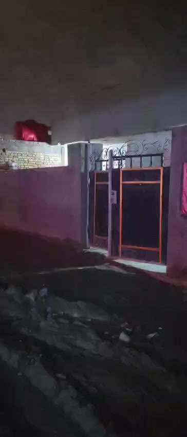 السلام عليكم بيت ركن للبيع عنوان مساحة 220 م يتكون من غرفتين غرفة مساحتهة مساحة5×6وغرفه مساحتهة4×9 مع صالة و مطبخ حمام عدد 2 منور صغير داخلي  بصف المطبخ  منور خارجي طرمة سعر البيت 95وبي مجال باقي تفاصيل  بالفيديو  للاستفسار خاص او اتصال ع هذا الرقم ***********او
***********
