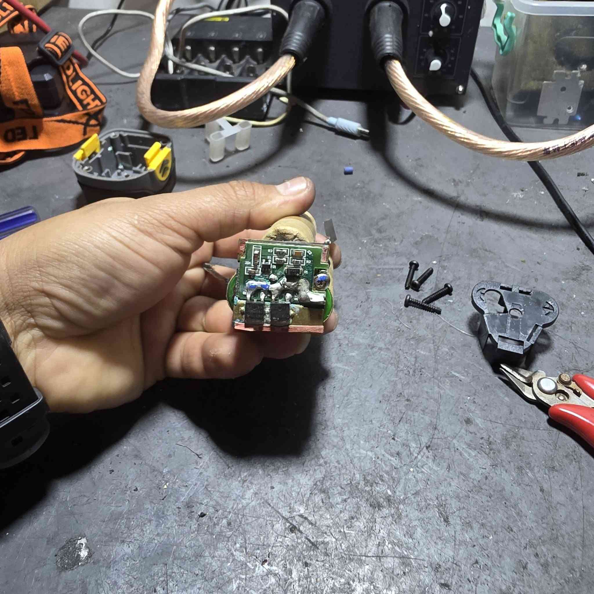 السلام عليكم من رخصه الادمن المحترم  تم تبديل خاليه بطاريه ١٢ فولت ١٨٠٠ ملي امبير  وكارت البي ام اس  للاسنفسار مراسله السفحه او واتس اب 
***********
