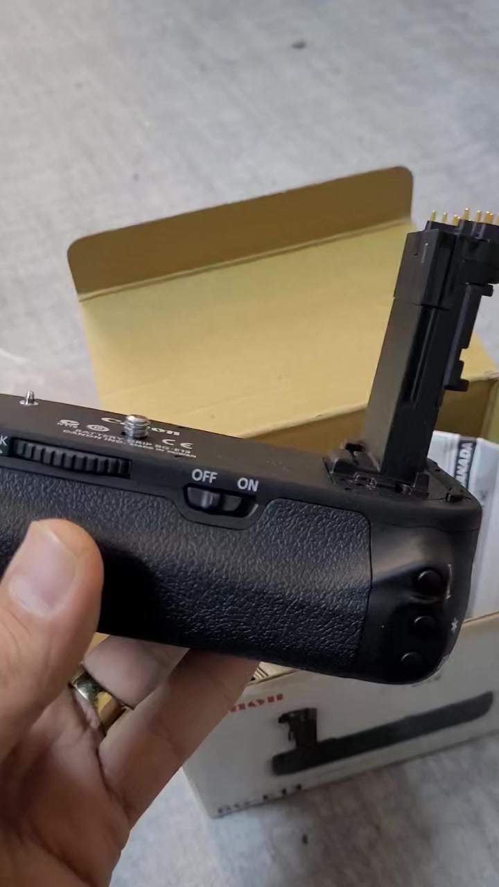 Battery grip for canon LP E6 
30 الف توصيل موجود كل محافظات


**إذا كنت صاحب هذا الإعلان وتريد حذفه لأي سبب، رجاءا أرسل رسالة إلى الدعم الفني**