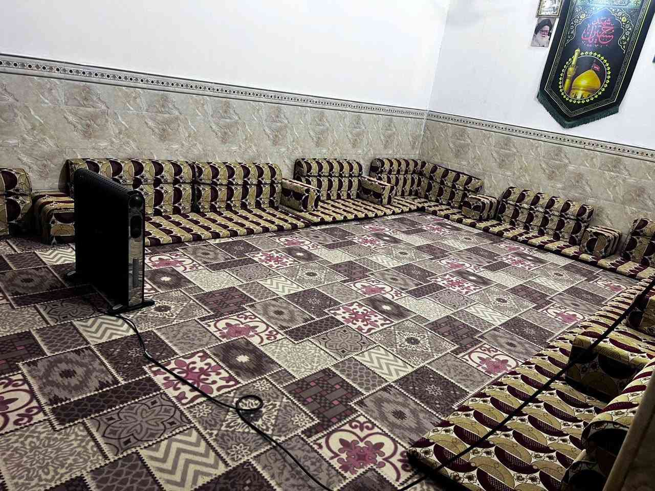 سلام عليكم بيت للبيع العنوان القرية العصرية قرب مخازن الكهرباء المساحة 200 متر  ، البيت جاهز من كلشي يتكون من استقبال واسع  وممر ومطبخ وصالة وثلاث غرف 2 اكبار واحده صغيره  السعر 45 مع مجال قليل الرقم للتواصل اتصال واتساب  فقط ***********
