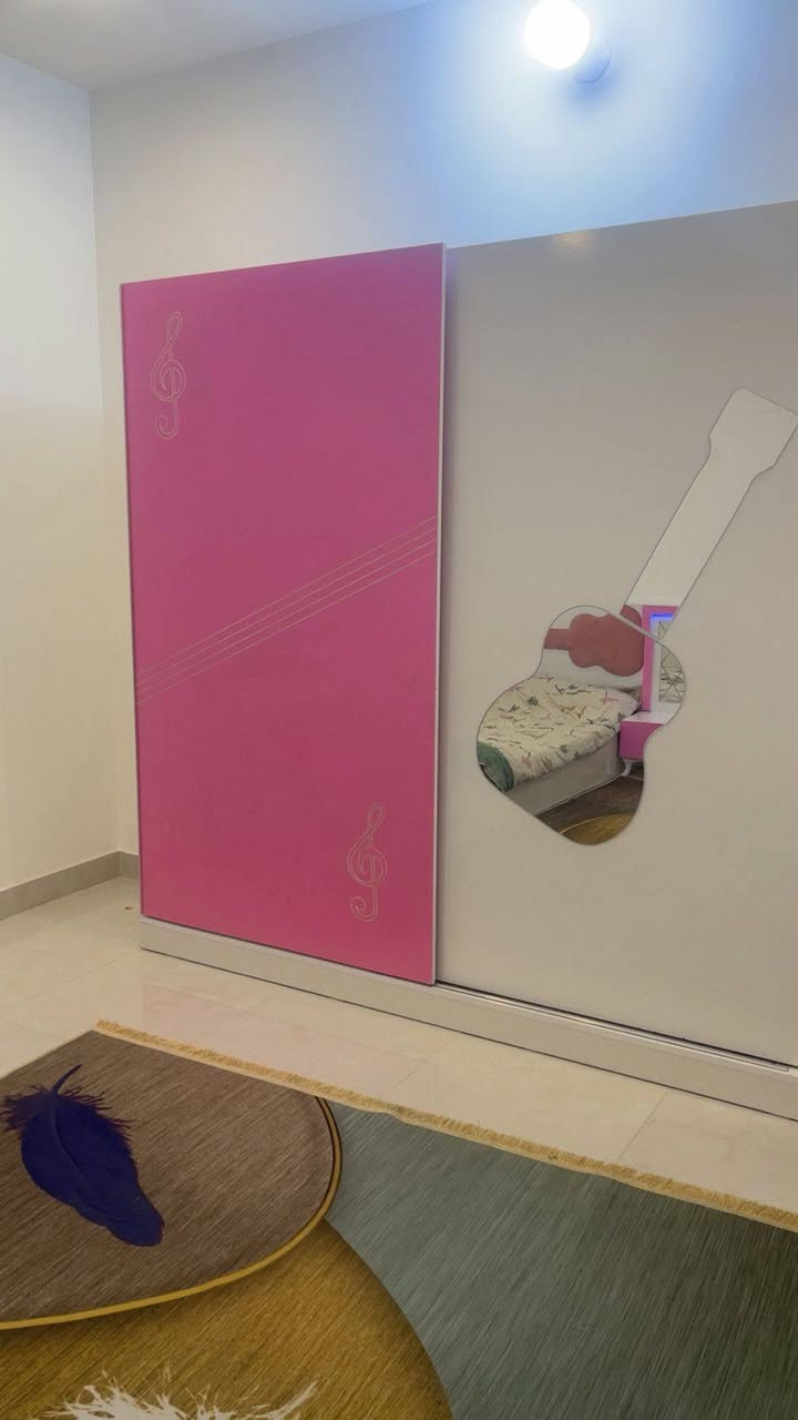 السلام عليكم
غرفة اخشاب بناتية تتكون من 
سرير عدد 2
كومدي وسط بين السريرين 
كنتور سلايت 
ميز مرايا 
السعر / 350 الف 
العنوان / نواب الأمين 
***********
