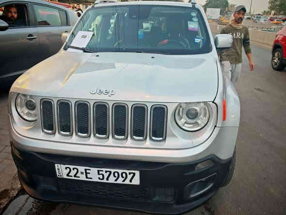 جيب رينيكيد ليمتد 2018 دفع رباعي رقم أربيل، تحويل ثاني يوم

بسم الله، للبيع سيارتي الخاصة، جيب رينيجيد موديل 2018، فئة ليمتد (أفخم فئة) وبمواصفات الفل الكامل.

✅ مواصفات السيارة:

وارد أمريكي، ماشية 109 ألف كم.

دفع رباعي يعني سيارة صالون وطرق وعره بنفس الوقت.

فتحة سقف بانوراما كبيرة.

تشغيل عن بعد .

كشنات جلد تدفئة، وشاشة كبيرة تدعم كل التطبيقات (كار بلاي وأندرويد).

المحرك: 2.4، والكير (ناقل الحركة) 9 نمر، قوية.

التبريد ثلج ومكفول، ما بيها أي نقص.

🔧 حالة السيارة والأمان: 

الحالة العامة: السيارة نظيفة جداً، وما تحتاج أي صيانة حالياً.

الصيانات الأخيرة كلها مسويها: مبدل تخم تايرات جديد، وبطارية جديدة، وصيانه منظومة احتراق كاملة ، شغل وامشي بيها.

الضرر (القديم): جاملغ أمامي مال بصف سايق وربع بنيد فقط، و بيها طخة خفيفة. الإيرباك سليم ومضمون. لا واصل شاصي ولا دواخل 

📄 أوراقها وسعرها:

السنوية باسمي والتحويل ثاني يوم، تخلص من مشكلة الوكالة.

الرقم: أربيل، ومكان السيارة ببغداد.

السعر المطلوب: 13,500 دولار (ثلاثة عشرة ألف وخمسمائة دولار).

المجال: للتفاوض بعد المعاينة والفحص.

للاستفسار، الاتصال على: 📞 ***********
