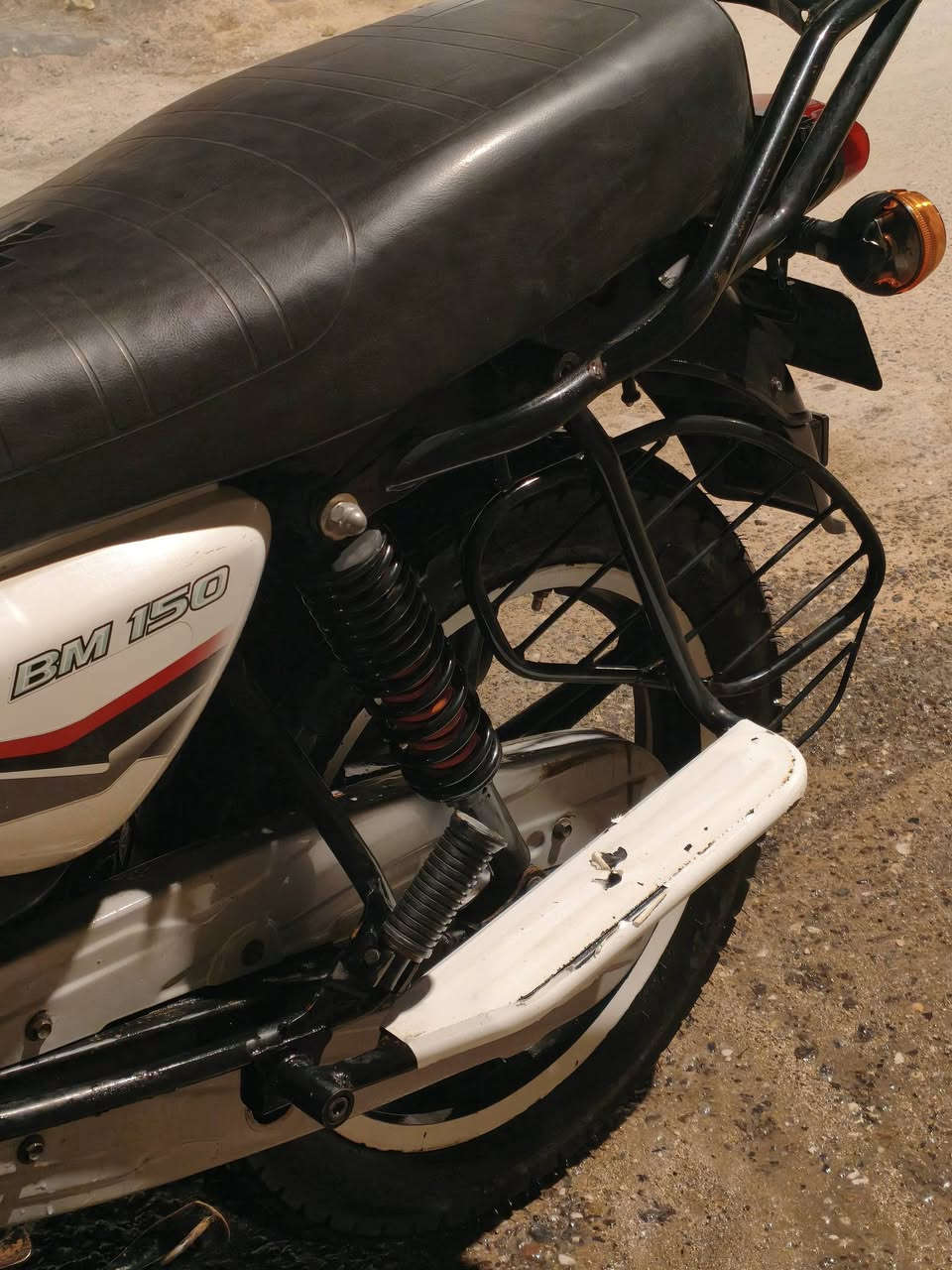 بوكسر باجاج موديل 2023
لون ابيض

حجم المحرك 150 سي سي

ماشيه 119

مستعملة

بدون رقم فقط اوراق كاملة

تاير خلفي جوبلس جديد

مكينة مامفتوحة وكالة مكفولة

السلف شغال 

الهورن موشغال

بيها ضربة يمين الفول مامأثرة تتغطى بدوشمه

واليو اس بي مال الشحن يم العداد مكسور 

للاستفسار اكثر واتساب ***********
