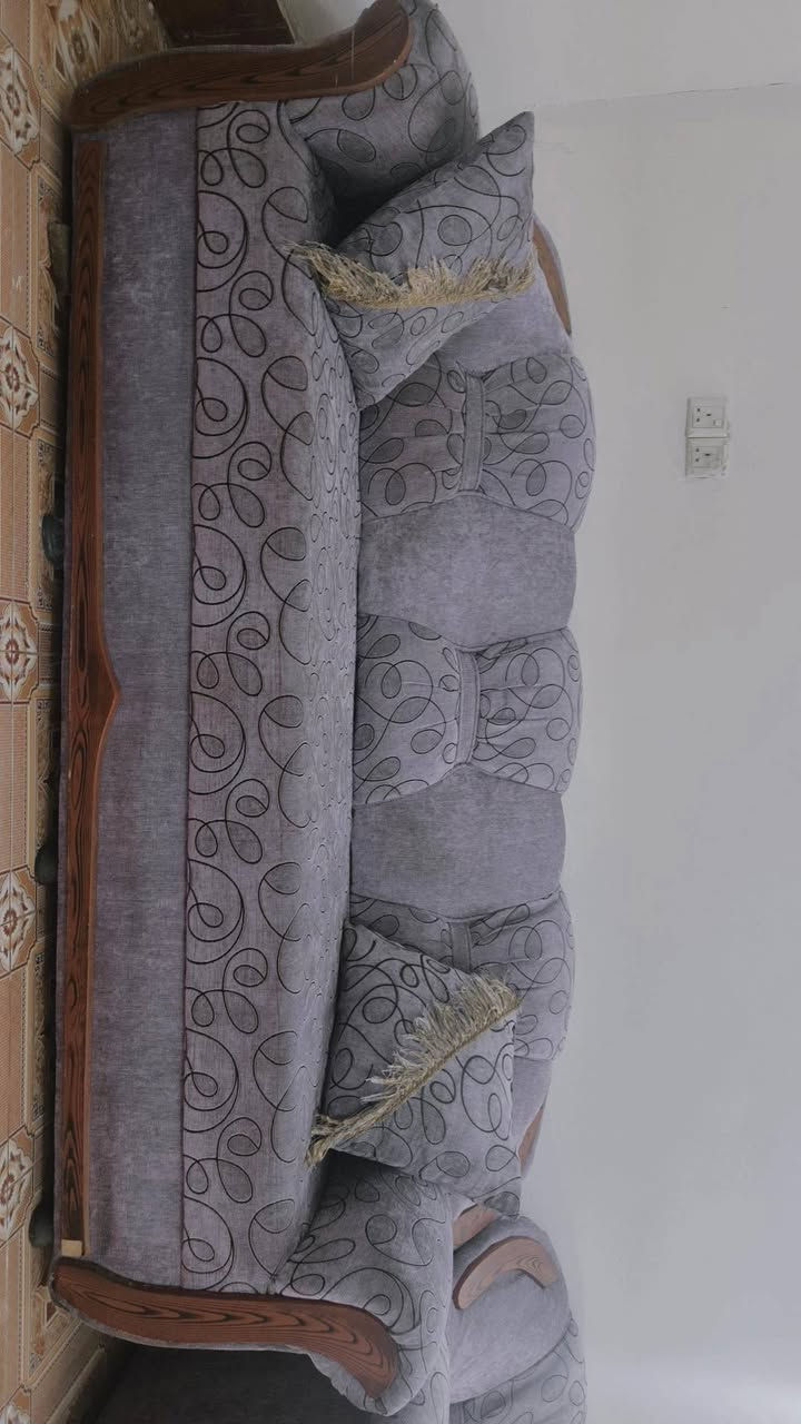 سلام عليكم 
تخم للبيع 
قطعتين طوال +طقعة وسط+كراسي2
بي حرك بسيط بليدة 
اسفنج جديد (قوي) 
السعر225 الف 
مكاني بعقوبة العبارة 
***********6
