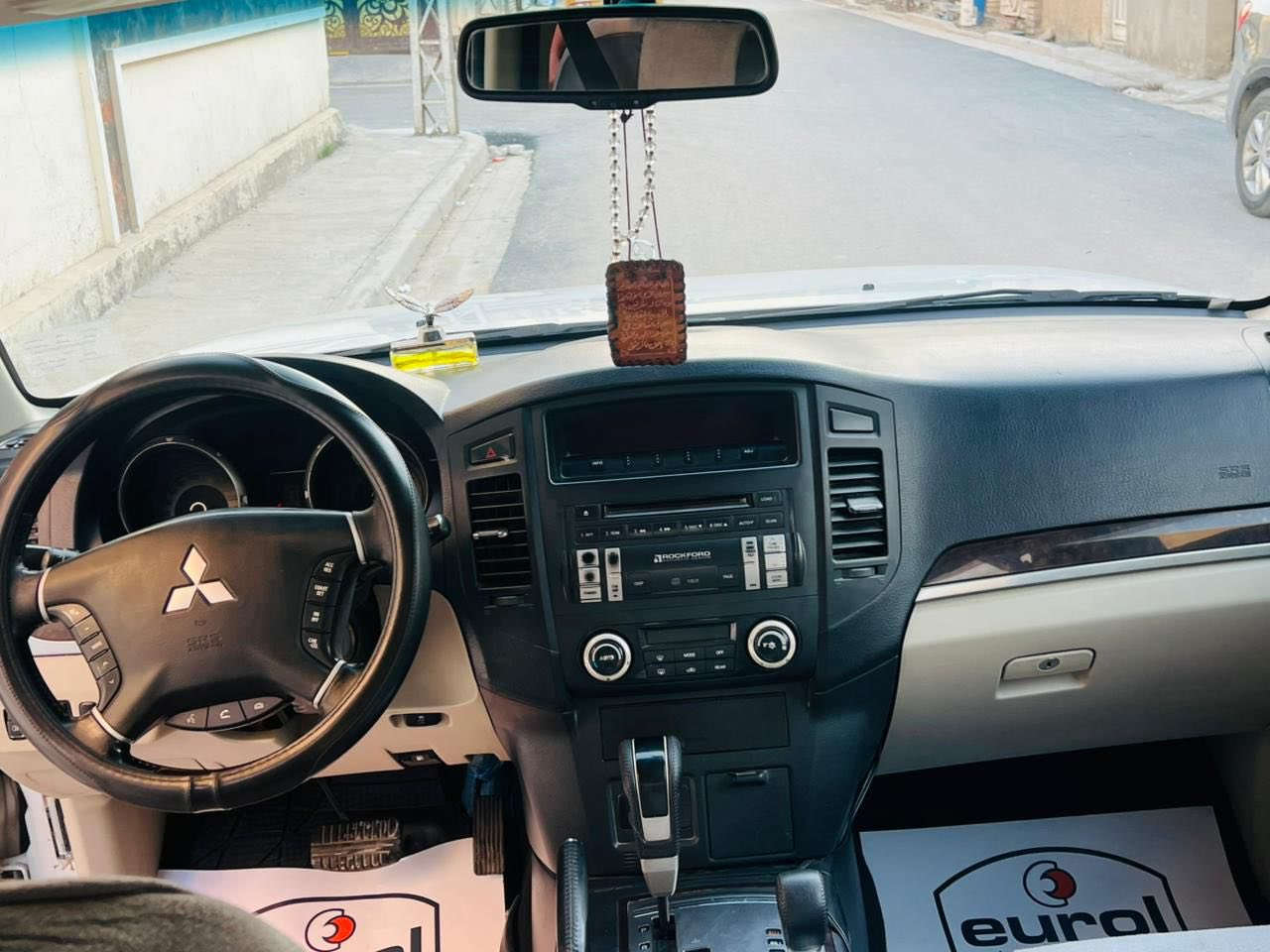 السلام عليكم 
باجيرو حبتور 2014 
بيهة صفحة صبغ +بداية خيط تبخير +
المكينة مجفتة
السيارة حلوة ونضيفه رقمهة بغداد 
السعر 130 مع المجال
الرقم ***********
