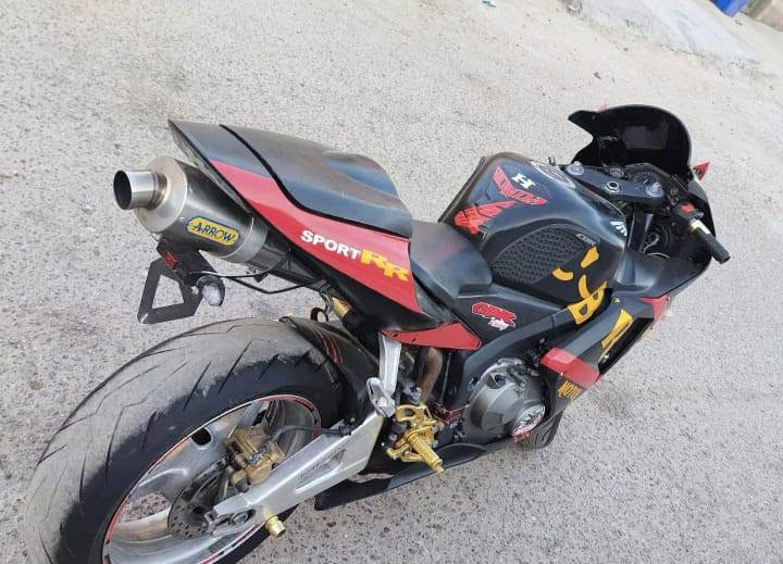 دراجة رياضية Honda CBR 600RR بحالة ممتازه،مكفوله من كير ومكينه وشاصي وضفيرة تصميم مميز باللون الأسود والأحمر مع إضافات ذهبيه رياضيه
المواصفات والإضافات:
محرك 600cc أربع سلندرات.
كزوز رياضي ARROW تعرفون بصوته بعد
ستيكرات وتصميم رياضي
قواعد قدم رياضية CNC باللون الذهبي.
إطارات بحالة جيدة.
دسك أمامية وخلفية جديده
دهن جديد ماء اخضر زيتي
جاهزة للاستخدام ولا تحتاج مصاريف.
سعرها 32 وبيها مجال 
رقمي *********** بغداد, العراق
