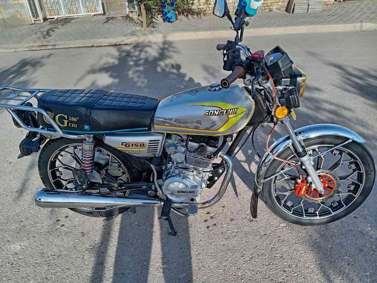 السلام عليكم دراجة سيفان موديل ٢٥ كفاله عامه من
كلشي وراق سكنر ٥ مكينه 150 تشغيل عن بعد دشبول 
لكتروني السعر 900 وبيها مجال العنوان العماره حي الجامعة ☎️ ***********
