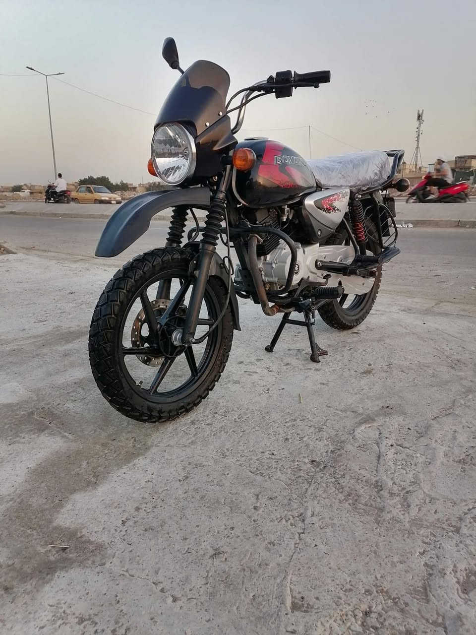 السلام عليكم  بوكسر جبلي مديل ٢٣ نازله ٢٤  رقم بغداد شرط التحويل ثاني يوم 
مكينه مكفوله كفاله عامه ناعمه خرسه  لتكلي شبيها مابيها ماشيه ٢٢   كهربايات كلها شغاله والنضافه كدام عينك   مكاني بغداد الشعله    ***********.  السعر ٢ و٣٠٠  والشراي يتصل ويدلل
