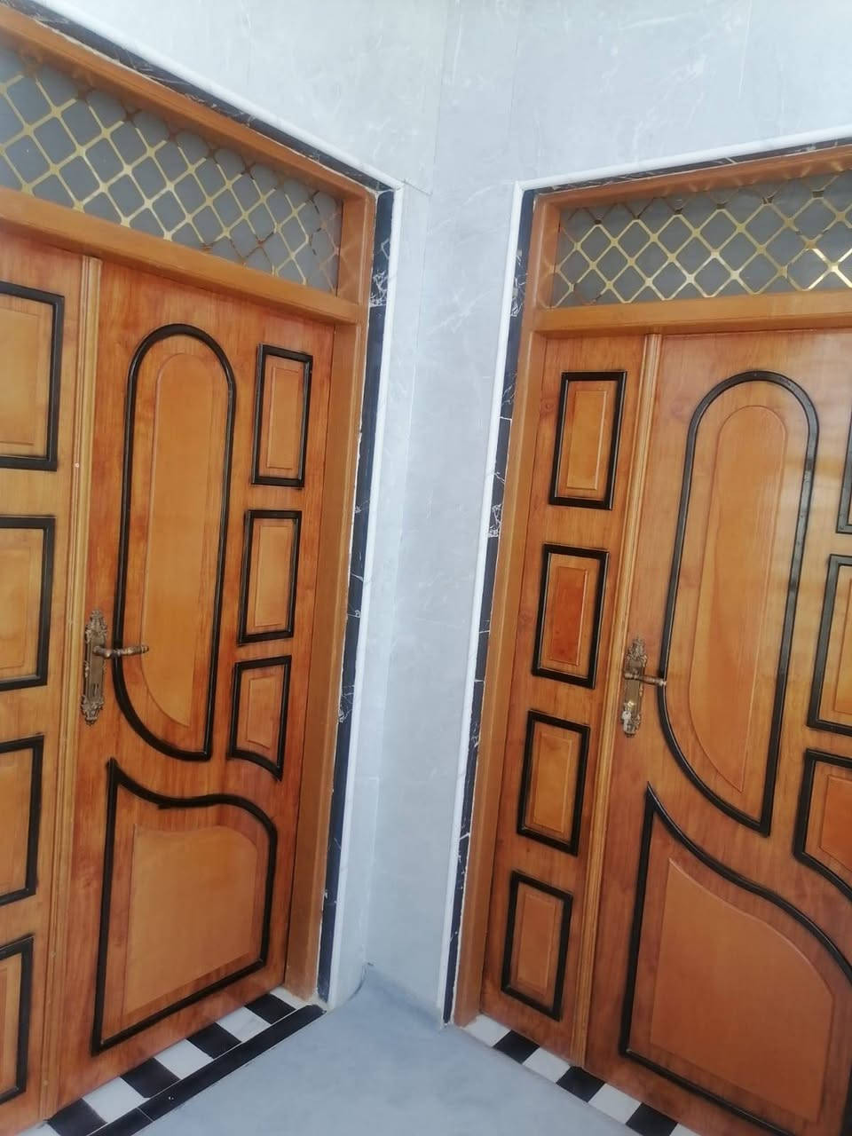 بيت للبيع مساحه 250طابقين يتكون من خمس غرف وصاله واستقبال بناء درجة اولى من جميع النواحي يقع في حي الانصارالمقاطعه الثانيه(الهرد)#مطلوب اسكان  
***********
