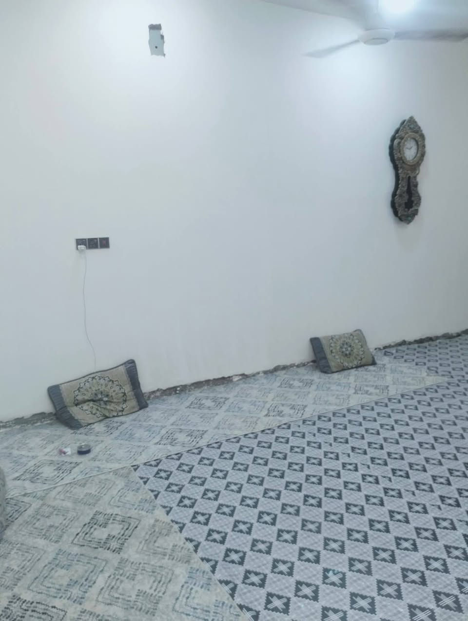 بيت للبيع زراعي سند 25 مشمول بلتطويب معامله كامله مساحه 100 5×20  غرفه نوم + صاله + مطبخ + براني  البيت شغل درجه اولى فقط نقص الارضيه عنوانه التقيه الثالثه داخل مجمع الروان  كامله خدمات كهرباء + موالده + انترنيب ضوىي + تبليط ***********
