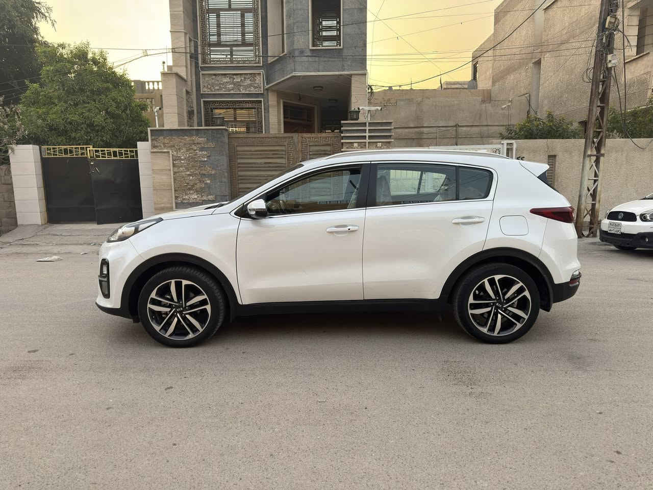 السلام عليكم سبورتج موديل 2020 وارد خليجي  كفالة عامة من الصبغ والتبديل فقط بارد بيها
مواصفات بصمة وتشغيل عن بعد حساس امامي وخلفي   شاشة جبيرة وابل كار بلي واريل نفكيشن تحكمات ستيرن داخل بيجي كير مكينة تبريد كلة جديد السياره باسمي 
السعر 195 وبيهة مجال
 مكاني بغداد القاهرة او حي تونس  *********** 
***********
