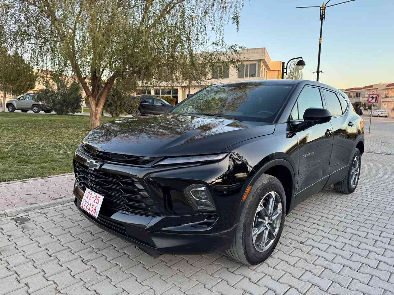 🚗 للبيع: شفروليه بلايزر 2023 – بحالة ممتازة جداً

✨ سيارة عائلية مميزة تجمع بين الأداء القوي والراحة والفخامة

🔹 المواصفات:
 • محرك 4 سلندر تيربو (اقتصادي وقوي)
 • ممشى: 28,000 مايل فقط
 • كاميرا خلفية
 • رادار أمامي
 • حساسات أمامية وخلفية
 • مثبت سرعة
 • حساسات ورادار في المرايا الجانبية
 • جنوط كروم أنيقة
 • شاشة كبيرة
 • مقاعد مخمل كهربائية
 • تدفئة للمقاعد
رقم اربيل 

🎨 لون مميز وجذاب جداً
🛠️ السيارة مخدومة بالكامل وجاهزة للاستخدام
📌 ملاحظة: حادث خفيف جانبي (تم الإصلاح باحتراف)
✔️ السيارة نظيفة جداً ومناسبة للعائلة

📞 للتواصل (اتصال / واتساب):
*********** كركوك, العراق
