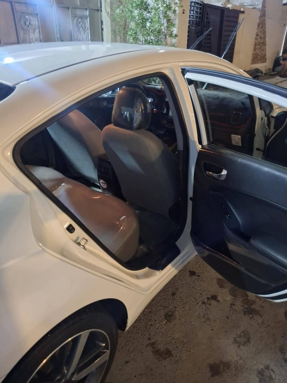 السلام عليكم سياره سيراتو خليجي اللون ابيض صدفي وارد ايراني viv موديل 2017 رقم بغداد
مكينه 2000 ماشيه 91 فول واحد عله واحد كشنات الامامي تدفأه تبريد الخلفي تدفأه تبريد ثلج قطعتين 
السياره خير من الله السعر 150 وبيهه مجال بسيط المكان بغداد مواصلات الشرطه الخامسه للتواصل هذا رقمي ***********
