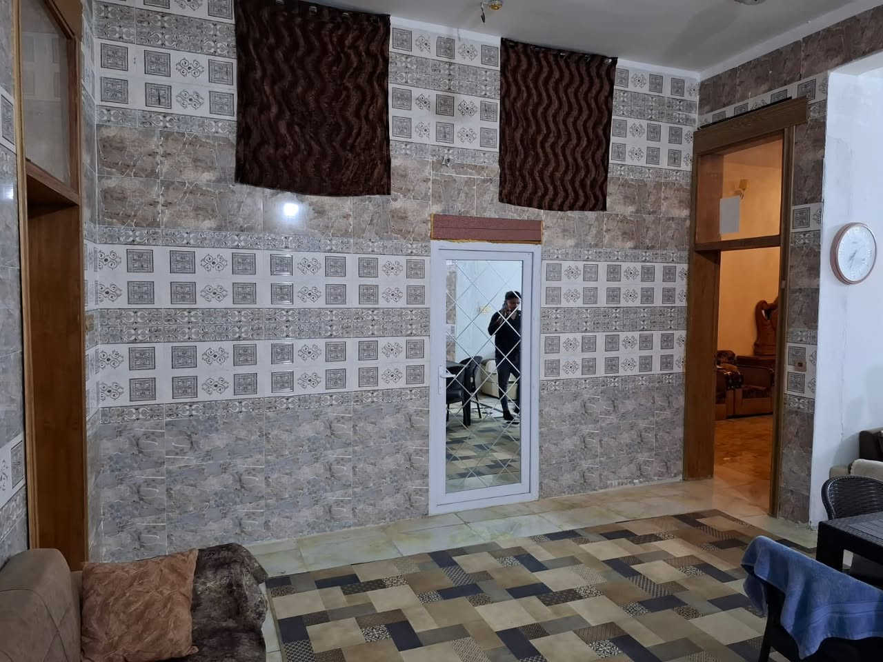 بيت المساحه ٥٠٠ متر البناء ٣٠٠ الحديقه ٢٠٠ 

طابوزراعي  سند ٢٥  مفرود مداور مباشر بسم المشتري 

العنوان

 كربلاء قرب فندق البارون. عامود 105 

بناء حديث كونكريت مسلح 

يتكون من

 ٣ غرف نوم حمامات داخليه وخارجيه صاله مطبخ حار بارد صاله استقبال ضيوف  

للاستفسار الاتصال على الرقم 

***********
