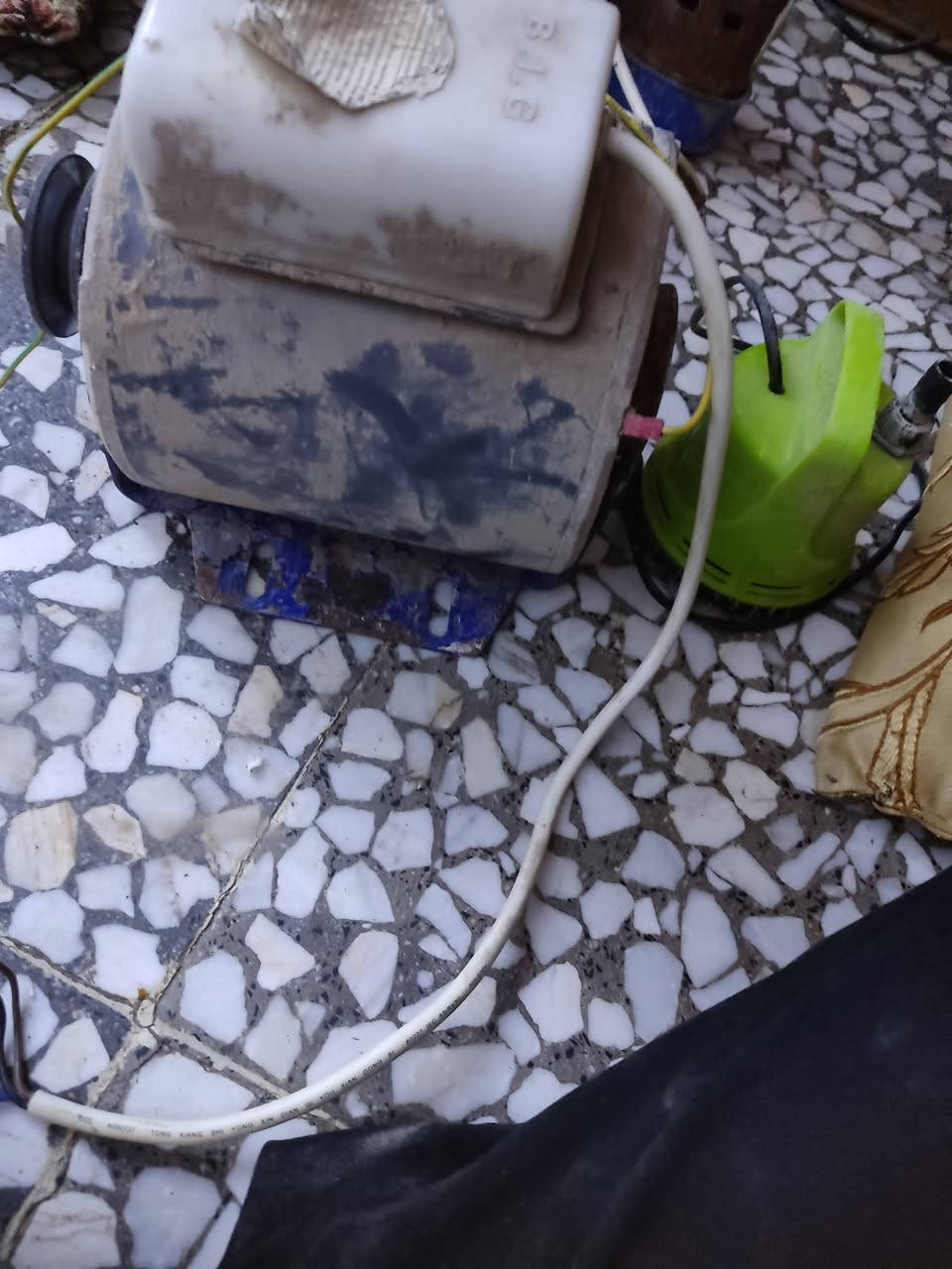 السلام عليكم للبيع على فحص المكان نجف شارع المدينة ***********
