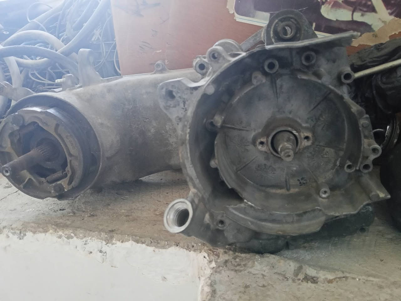 محرك فشگاتة نظيفة ومسارات الدهن نظيف اما الرولة تعبانة والراجس تعبان يعني تاخذ فشگ واكسل وفلنجات نظيفات التفيدة يراسلني واتساب موجود ويقيدم وياخذهم مال كامكو ***********
