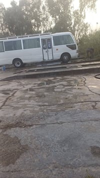 كوستر ٢٠٠٩ مصبوغه من جام وجوه وبيه طخات بصيطه مامصلحه سعر ١٩٥ سياره بس...