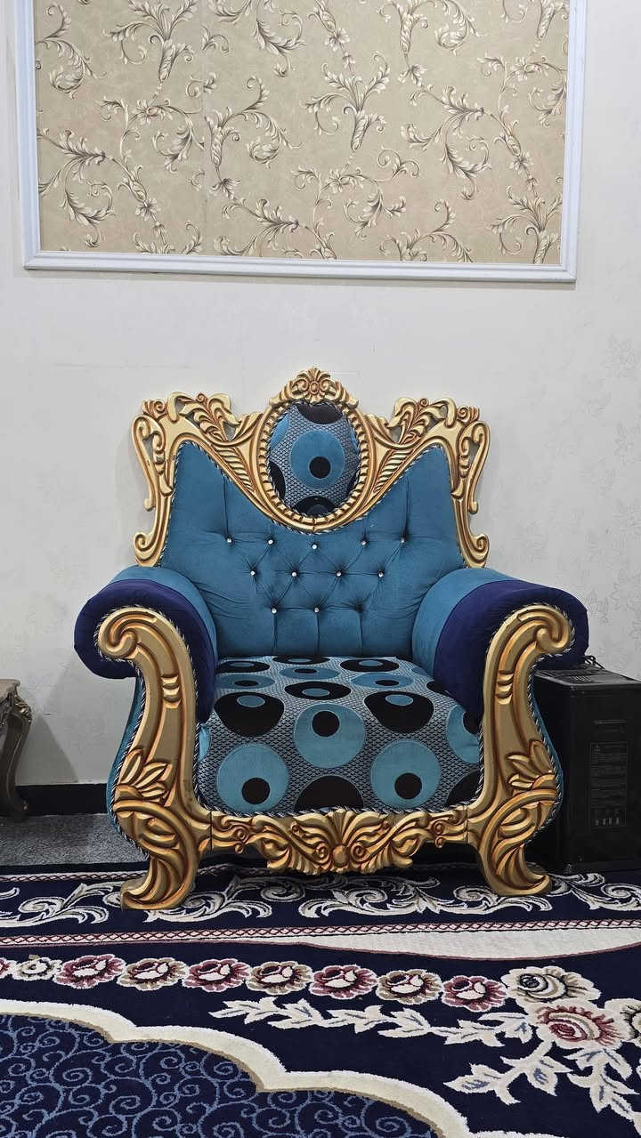 التخم ١٠ مقاعد النظافة جيدة 
السعر ٦٥٠ الف بي مجال .
الزولية ٣×٦ السعر ٢٢٥ بيها مجال .

التخم ٤٥٠ نقبل
الزولية ١٥٠ نقبل 😅
للتواصل الاتصال على الرقم 
***********
