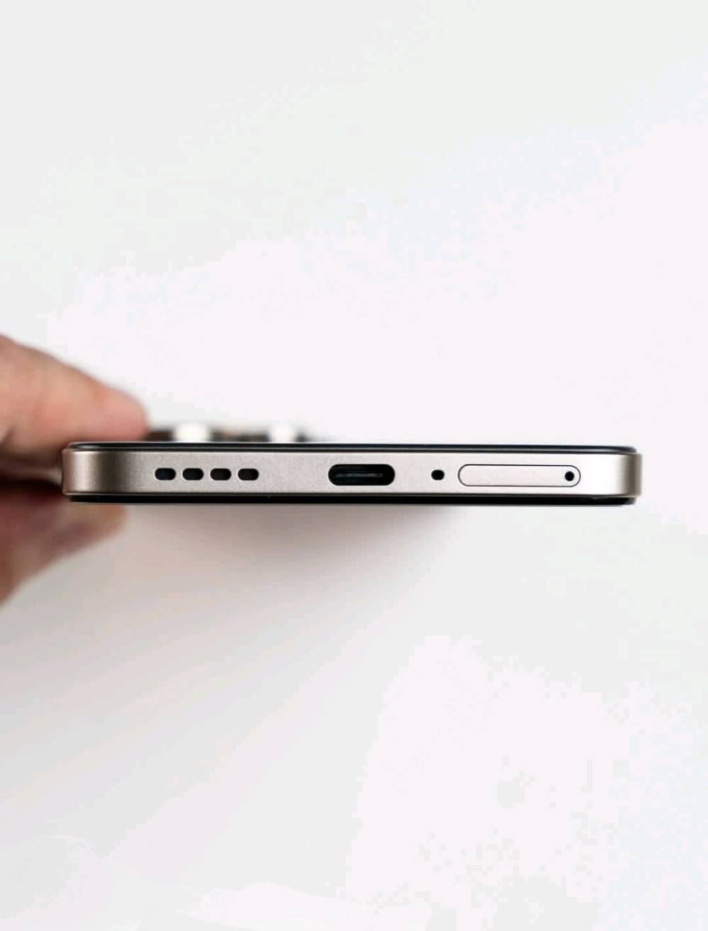 ريلمي 15 5G أخو جديد
ذاكرته 256 عشوائية 12+14
بطارية 6500 شاشة 144 هيرتز
كاميرا خلفية 50 والسيلفي 50
مكاني لنجف لسعر 425 بي مجال ملحقاته كاملة وبي ضمان سنة 