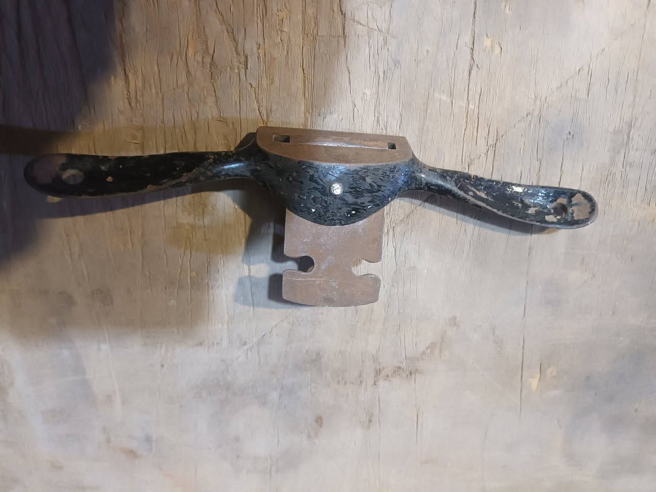 السلام عليكم من رخصة الادمن المحترم  غراض نجارة للبيع كلمن وسعرة الاتصال على *********** بغداد نهاية حي اور ويوجد توصيل
