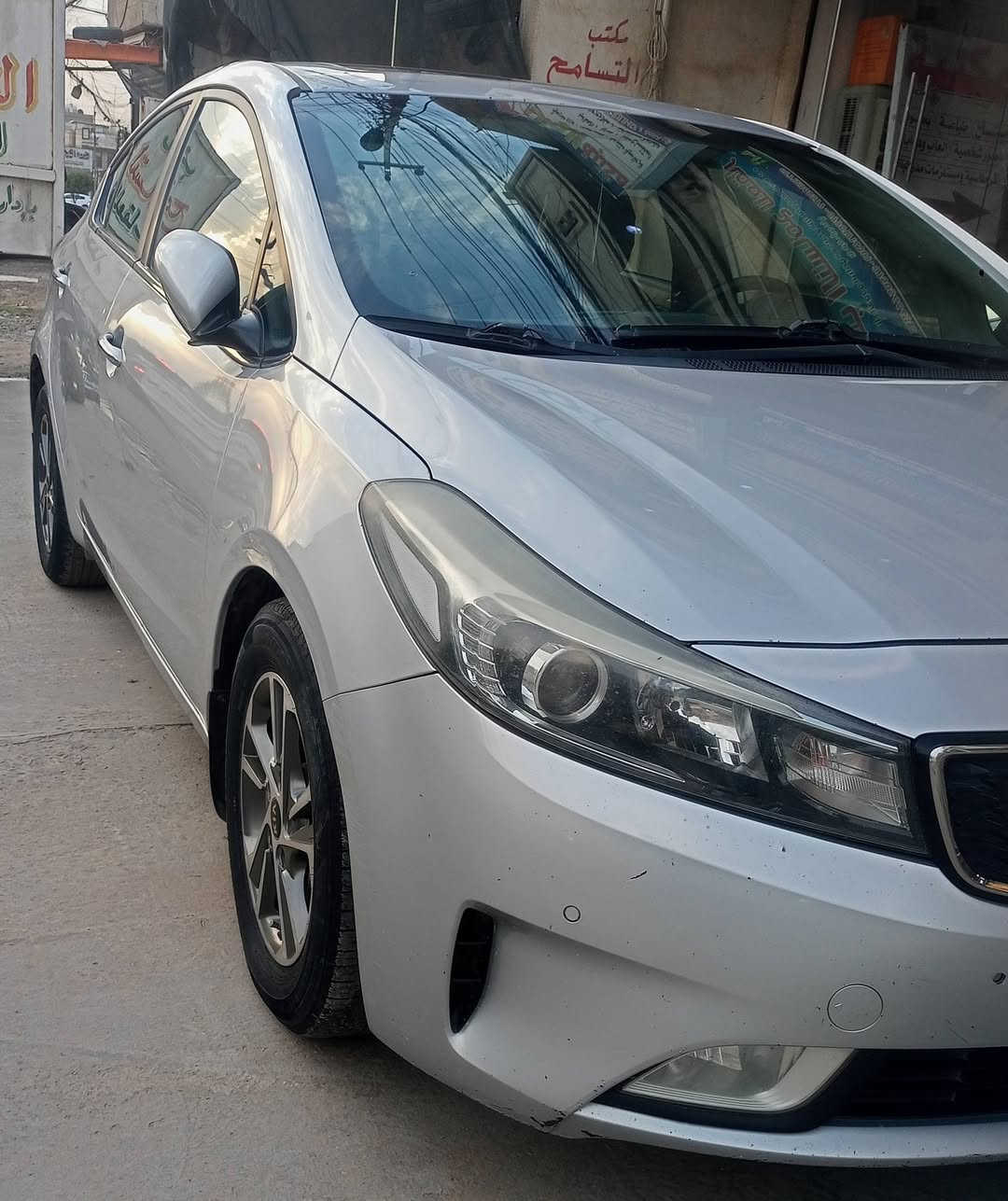 السلام عليكم 
للبيع كيا سيراتو موديل 17 خليجي بدون صبغ او تبديل بيها بارد بالصندوك قليل جداً وشخط بين البابين باسمي مواصفات بصمه دخول ذكي ترحيب عند الاقتراب منها إنارة باليدات والمري صندوق ذكي يفتح عند الاقتراب حساسات أمامية وخلفية كير تبترونك شفتات استيرن 3 وضعيات قيادة كامرة وشاشة تاچ أصلية تبريد امامي خلفي 5 تجاوي لد أمامي خلفي سلايت  رقم بغداد مشروع وطني محرك 1600 ماشية 180السيارة كير محرك بلادي مال شركة
السعر 137 مكاني بغداد الغزالية للاستفسار الاتصال *********** ابو علاء
