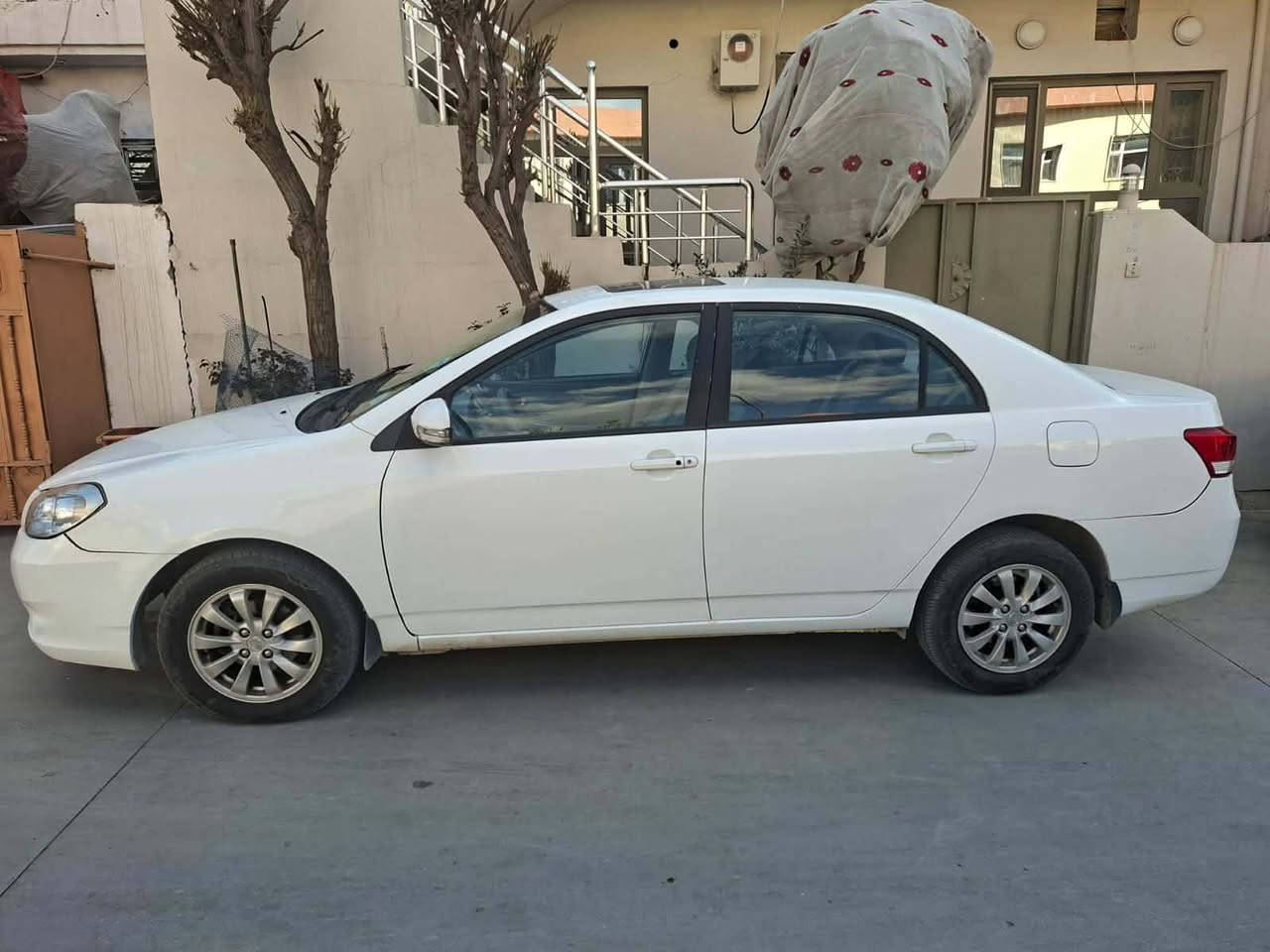 بەناوی خوای گەورە BYD 2014 قەپات مۆسەفات سڵایت گێڕ ئۆتۆماتیک بەسمە بەشەرتی گێڕ و مەکینە گێڕ و مەکینەی نەکراوەتەوە بێتەقە و ڕەقە سەنەوی هەتا ٢٠٢٩ تازەیە سۆنەرەکەشی تیایە لەڕەسمەکانا ٦٥ وەرەقە و مەعامەلەیەکی برایانە ئەمەش ژمارەی خاوەنی *********** السليمانية, العراق
