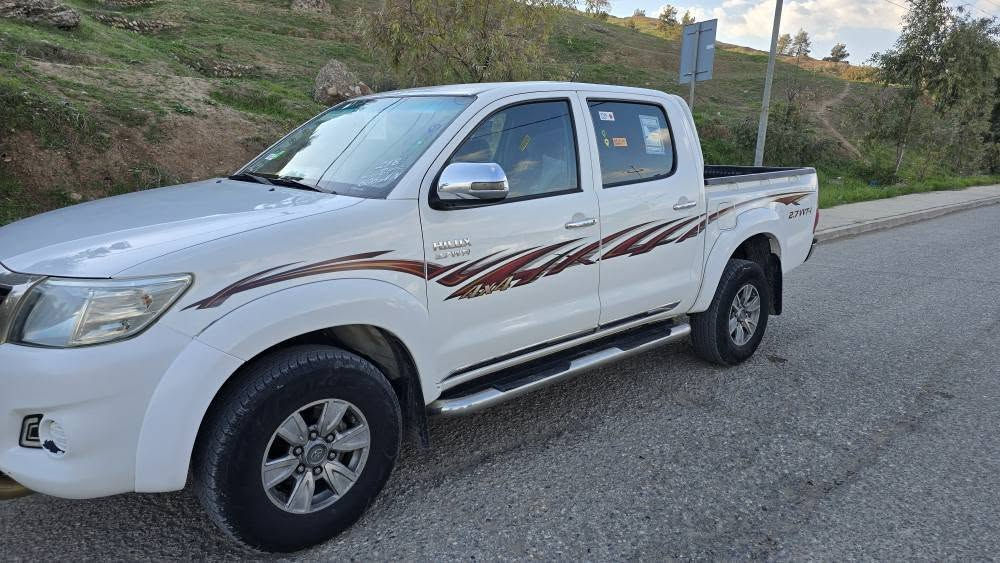 Toyota hilux 
مۆدیل ٢٠١٤ سەید نەهرۆی دەرەجە یەک کامێراو زینۆن سەیرەکە لە شەریکەوە سێ دەستە هەتا بڵێی بە پاکو خاوێنی ماوەتەوە ڕەقەمی تازیە سەنەوی تازە بەسەر چوە چوار تایەو ویلی لۆکی لەژێرە سەیارەکە بۆیاخی نیەو یەک پەڵە ساردی بچوکی هەیە لەسەر دەقی شەریکە ماوەتەوە مەکینەی نەکراوەتەوە و بەشەرت تاقم پیشیو تەقەو ڕەقەی بەشەرت..
بۆ زانیاری زیاتر پەیوەندی بکە. بەس تخوا ئەگەر مشتەری نی تیل مەکە بۆ سعری

ژ.م
***********
*********** الرطبة, الأنبار
