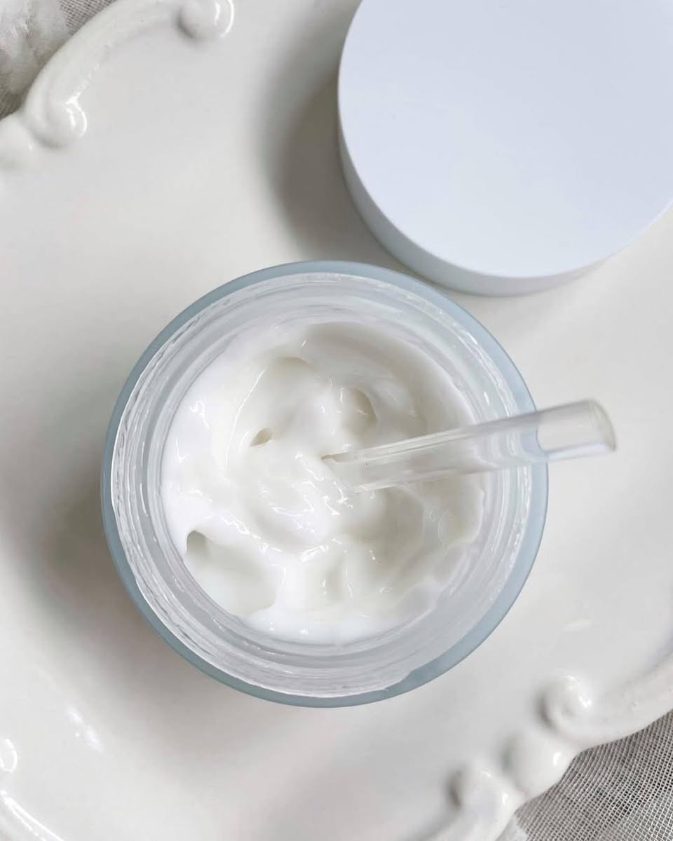 dynasty cream من beauty of Joseon
كريم مرطب من بيوتي اوف جوسون الكورية 🇰🇷 😍🫧 من افضل المرطبات عالميا 🏅
💭 يمنح قوامه ترطيبًا وتغذية عميقة وطويلة الأمد
💭 يوفر الرطوبة والتغذية من أعماقها. رطوبة طويلة الأمد غني بـ 2٪ نياسيناميد و 2٪ سكوالين 
💭يوازن الزيت والرطوبة ويحمي البشرة من المؤثرات الخارجية
💭 توهج رقيق يوفر هذا الكريم لمسة نهائية لطيفة ولامعة. يخلق توهجًا طبيعيًا وصحيًا عند استخدامه مع كريم الأساس
💭أمن على جميع انواع البشره حتى الحساسه ويوحد لون البشرة ويقلل التصبغات 
المنشأ كوري🇰🇷اصلي💯 #الاصلي #اكسبلور #كوري 

﹏﹏﹏﹏﹏﹏﹏﹏﹏﹏. 🩷⋆˚🧁✧˚.🎀


**إذا كنت صاحب هذا الإعلان وتريد حذفه لأي سبب، رجاءا أرسل رسالة إلى الدعم الفني**