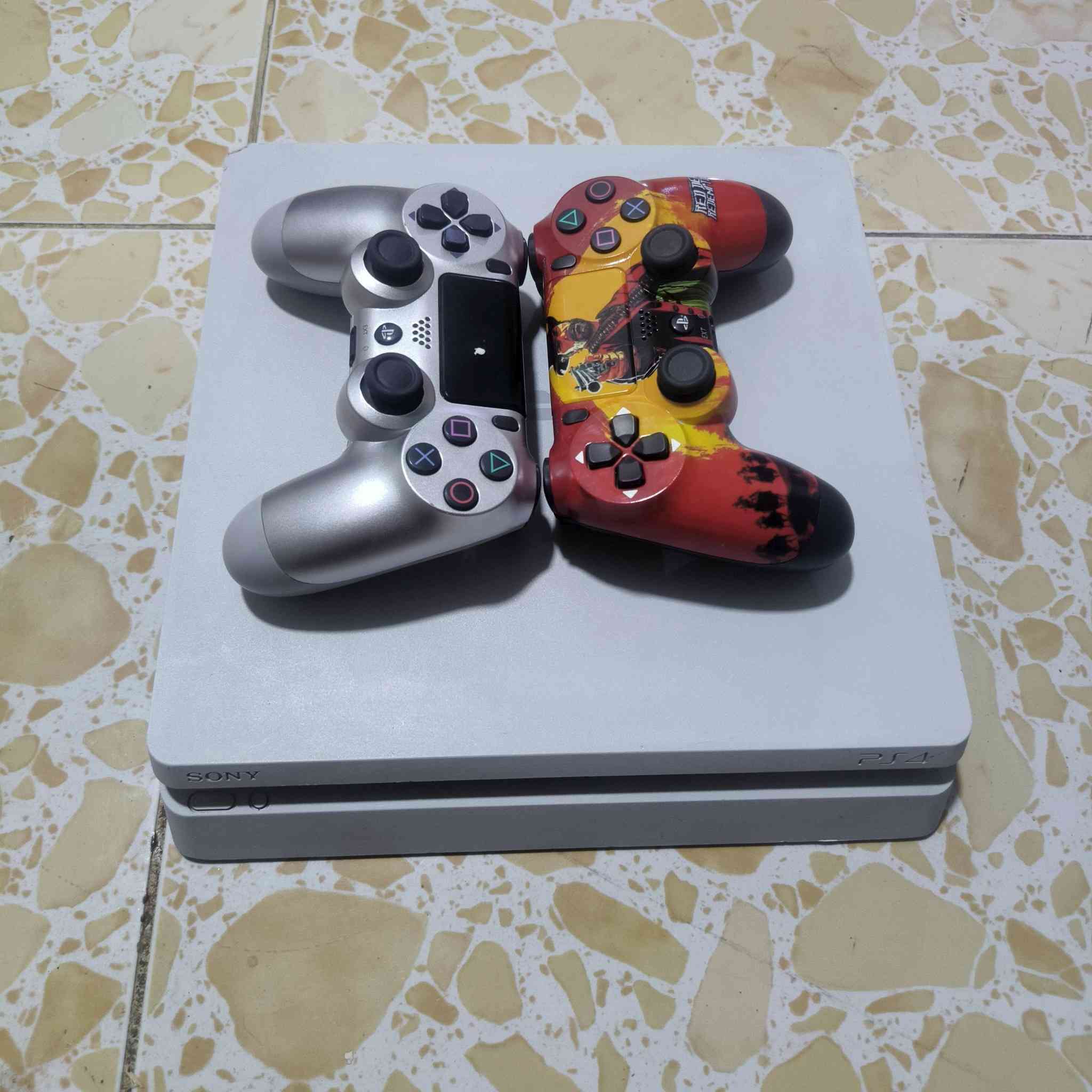 جهاز PS4 للبيع
سلم أولاين ذاكرة 500 نظام 13.50 أخر اصدار 
جهاز  مفتوح  
مع جوستك عدد 2 
داخل الجهاز لعبة efootball
سعر 220 وبي مجال
***********
 الرمادي التأميم
