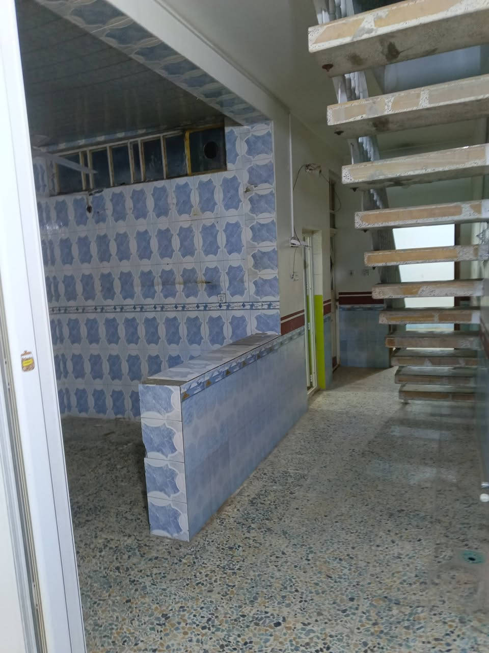 سلام عليكم 
 بيت البيع بحي الجامعه 
منطقه 28  مساحه 100 متر مسلح
طابق ونص 
الطابق. الاول / ستقبال مطبخ غرفه وحمامات داخليه وخارجيه 
وغرفه فوك وسطح 
 
السعر 140 مع المجال 
***********
