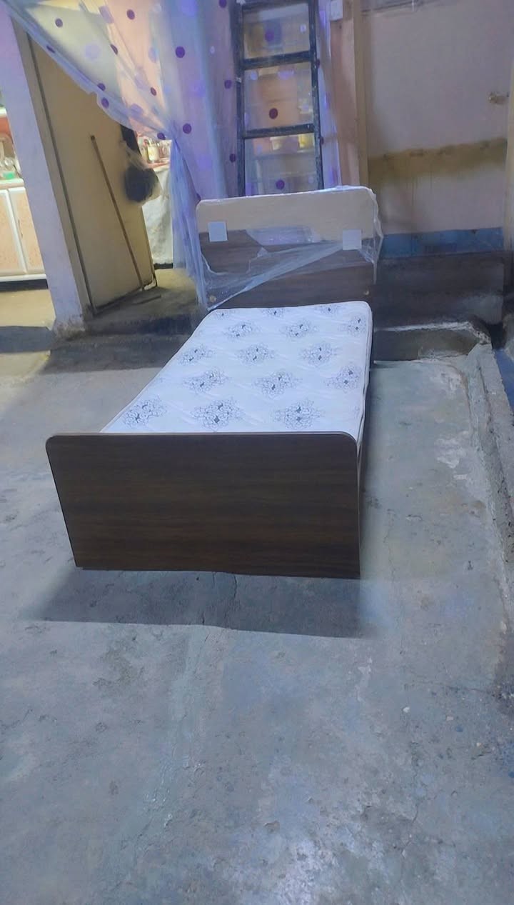 تخت نضافته ٩٠ بلمبه ويا دوشك طبي نومته مريحه حيل ٦٥ قفل واصلك البيت شراي يتصل ***********  ***********
