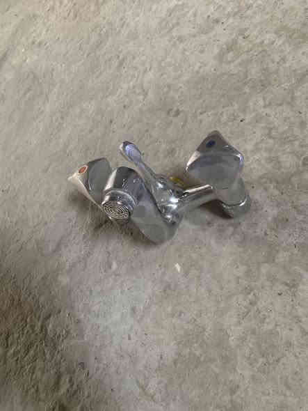 السلام عليكم غراض للبيع مستعجل ع بيعتهن ماطور شغال ونوعيه زينه ب 35 وميز طعام السعر 80 وخلاط حمام نوع ثقيل ابراص اصلي اصلي نضيف السعر 20 الف 
مكاني بغداد حي البتول العبيدي ***********
