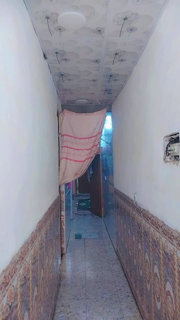 السلام عليكم بيت البيع المساحه 230 البناء 115 والباقي مسيجه من ضمن البيت بيه غرفه بلخير واي البيت والباقي حديقه بصف صيطره شارع الملعب اول خط بناء بلوك صب عد غرفه واحده سندويج من ضمن البيت عوزه بس بيتونه كامل كاشي عراقي درجه اول  قمريه الحوش مالته كله جاهز  سراميك امي كهرباء خطين المنطقه مخدومه كامله جوارينه والله ناس طيبه كلش السعر 40 وبيه مجال  ***********
