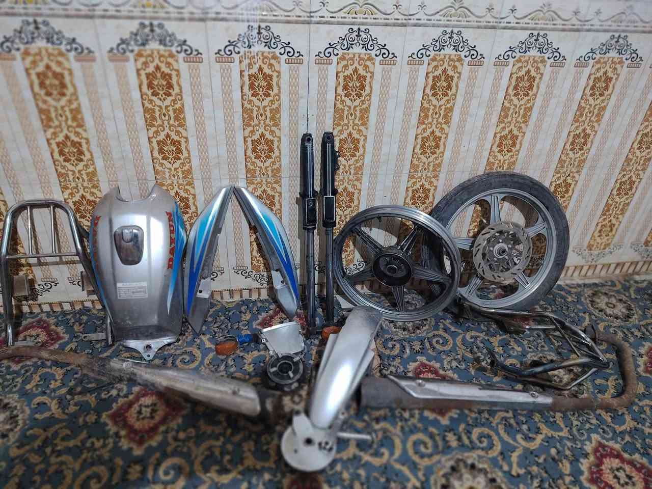 للبيع غراض دايون
محرك شغال كلشي مابي 
سيت تانكي وصفاحيات وجاملغ امامي وصالنصات 2
ويل عدد 2تاير امامي. كامل تاير جديد جوبلس 
دبلات امامي شغلات فول
ويل خلفي. بدون تاير 
كربلاء الحولي المهندس 
السعر 225 الف كل الغراض ابيع شلع بدون تفريد


**إذا كنت صاحب هذا الإعلان وتريد حذفه لأي سبب، رجاءا أرسل رسالة إلى الدعم الفني**