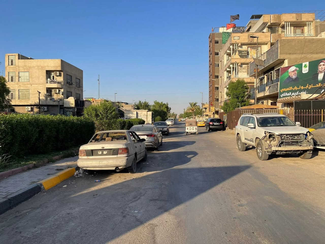 للبيع دار حديث فول طابقين بناء ٢٠٢٣ على شارع سايدين المساحه ٣٧٥ متر الواجهه ١٢،٥ والنزال ٣٠  الطابق الارضي يحتوي على كراج سعة سيارتين وحديقه كبيره واستقبال كبير ومطبخ حار بارد وهول حولي كبير وخدمات ومنور ودرج ملكي والطابق الثاني يحتوي على اربع غرف نوم كبيره وخدمات وهول حولي كبير والطابق الثالث بيتونه كبيره عملاقه الموقع ( جميله محله  ٥١٨ الشارع السايدين المقابل حسينية الحاج رحيم مجيسر المربع الذهبي هذا بجميله باحلى شارع)

للاتصال *********** او *********** شركة الخيمه للعقار السعر عالخاص راسلني لو تتصل
