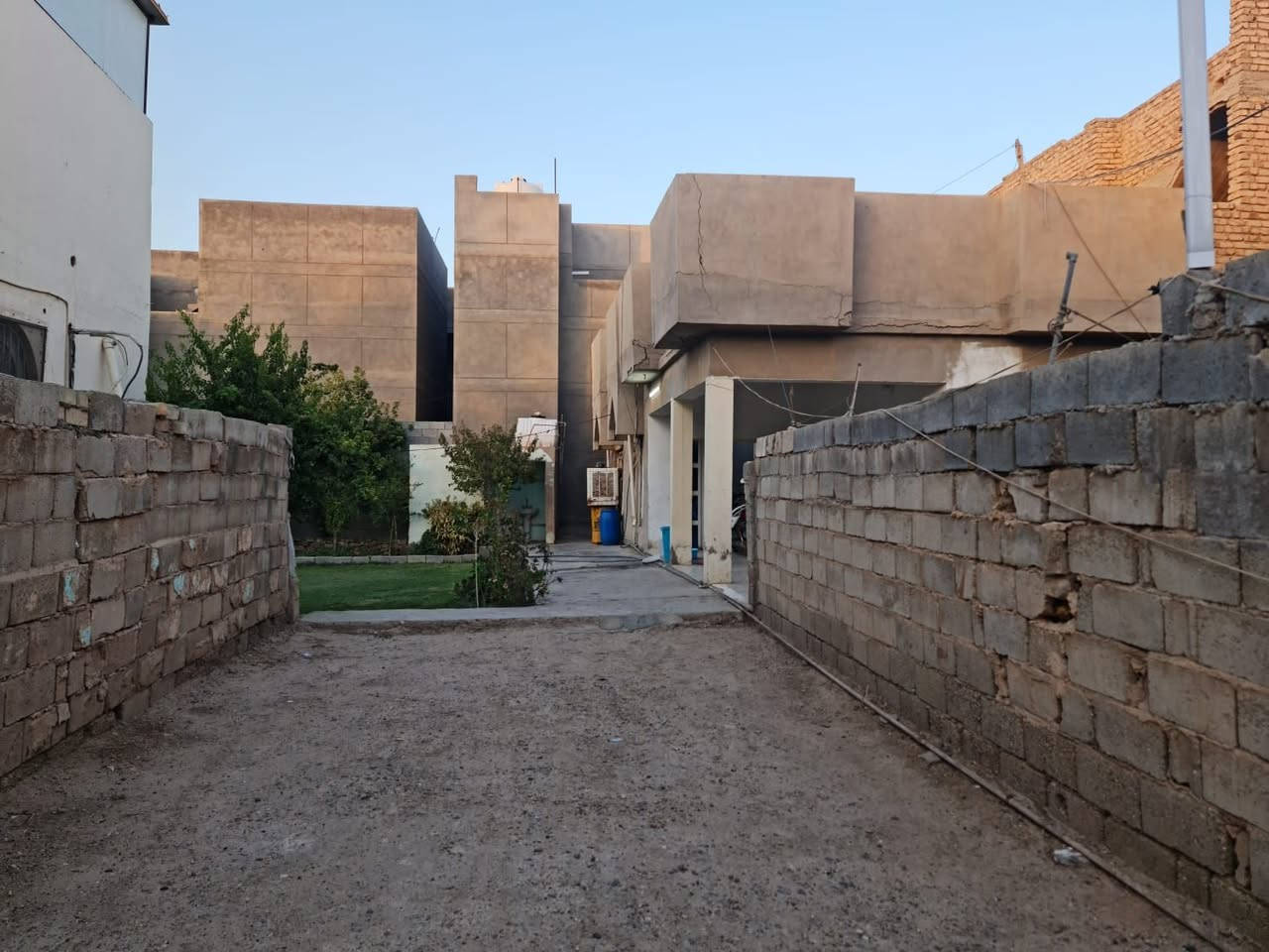 السلام عليكم بيت البيع البيت طابو صرف المساحه 300 + الحديقه 255 زراعي ضمن البيت المجموع المساحه 555 السعر 155 مليون العنوان الرمادي الصوفية قرب جامع الصالح التواصل***********
