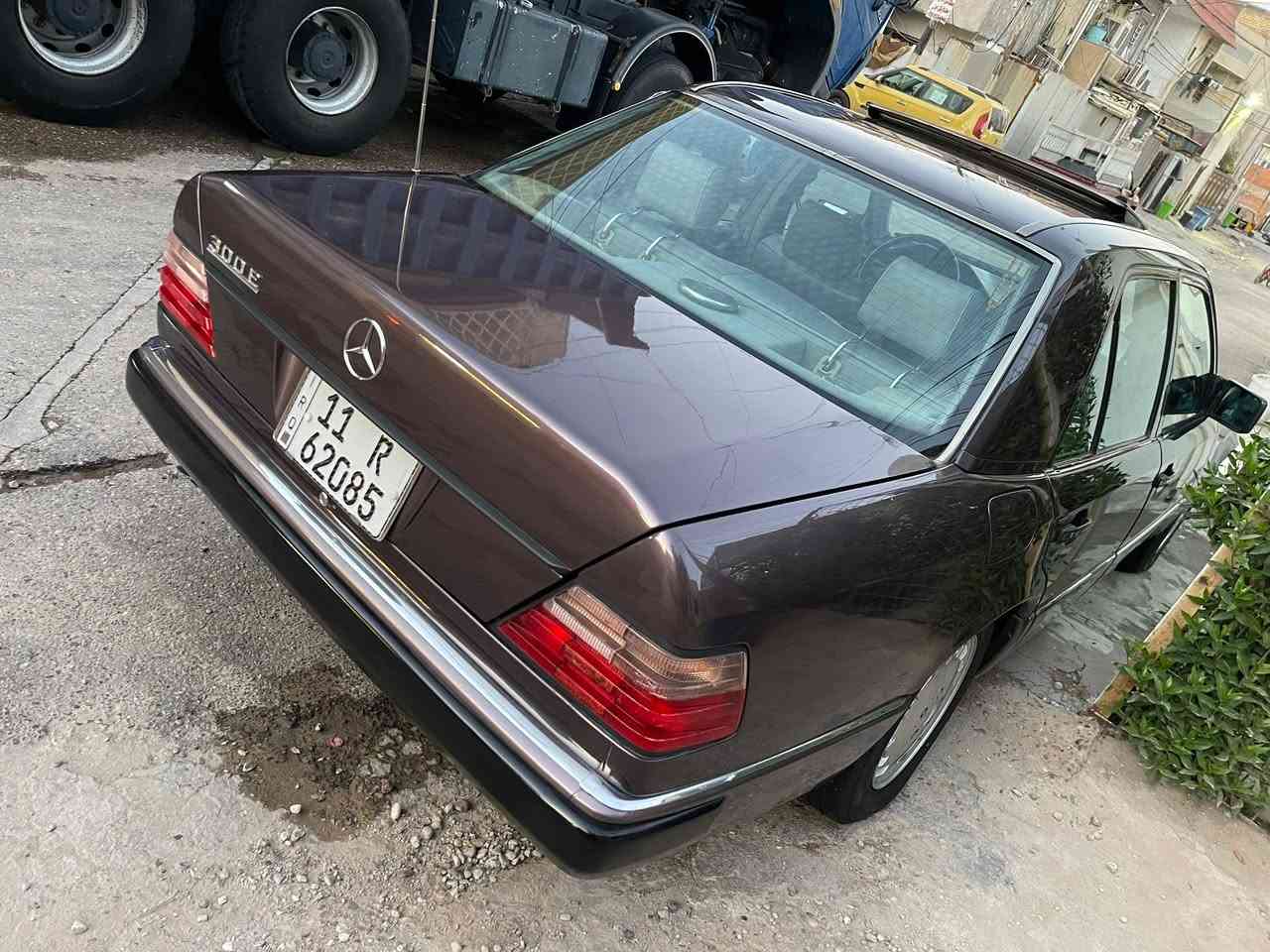 السلام عليكم
من بعد إذن صاحب الگروب المحترم

للبيع فقط اعتذر عن المراوس 

مرسيدس E300

موديل 1992 

بأسمي هزة وسنوية جديدة

مكينة وگير بلاد 

مواصفاتها 

فتحة سقف 

جام كهرباء 

مقاعد كهرباء 

طخم سماعات پوينير جديد

طخم تاير جديد جدادية جديدة 

تبريدها جديد

مصبوغة عام فقط 

ملاحظة( بيها نگاد بالداير مال هلالات الجامرلغات الخلفية والقمارة موضحة بالصور) 

مكانها بغداد/بغداد الجديدة/ النعيرية

سعرها $85 قفل 

اخوان الي تعجبة بهذا السعر يتصل واكون بخدمته لان مكلفتني اكثر من هذا السعر 

للاستفسار ***********
