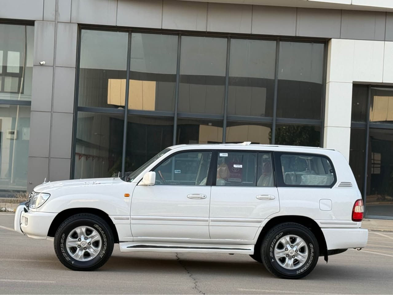 Toyota land cruiser 2006
مۆنیکا ٢٠٠٦  G.X.R
مواسەفات فوول
١٩٧٠٠٠ کم ڕۆشتووە
ناو زەرد و فۆڕمیگا
گێڕ ئۆتۆماتیک
سڵاید و سەلاجە
قوفلی ئەکسل (diff lock)
چوار تایەی لۆکی لە ژێرە 
گێڕ و مەکینە و ئەکسلی بەشەرت
تەنها دوو پەڵەی بۆیاخە
هەموو گیانی بەشەرت هیچ مەسرەفێکی تیانیە
سەنەوی و ژینگەی تازەیە 
٢٠٥ گەڵا و کەمێک معامەلە
*********** السليمانية, العراق

