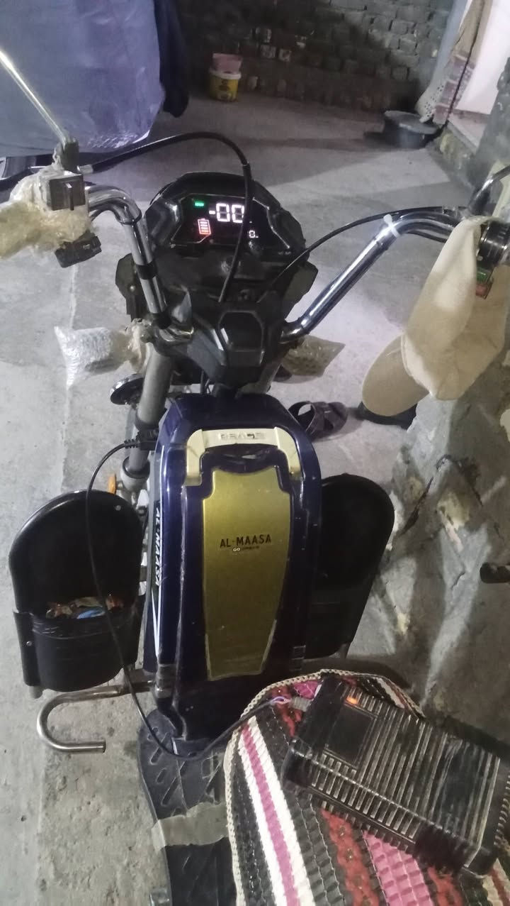 ماطور الماسه جديد موديل 24 بطاريات جديد السعر 450 بي مجال قليل ***********
