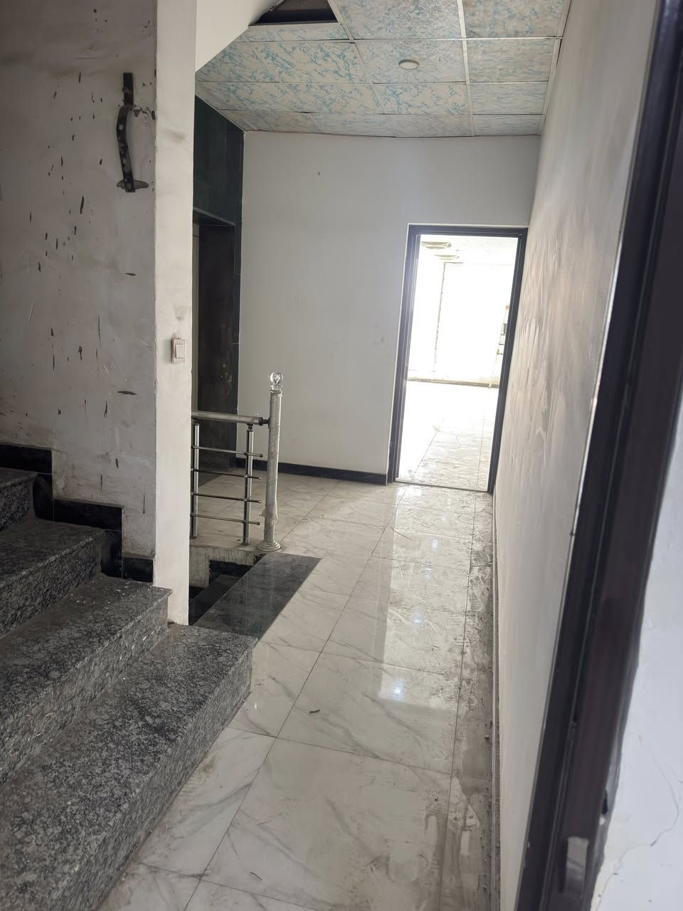 السلام عليكم طابق لليجار ٣٠٠ م العنوان جميله قرب فلكه ٨٣ شركة قنديل بغداد طابق ثاني يوجد سلم و مصعد 
***********
***********
